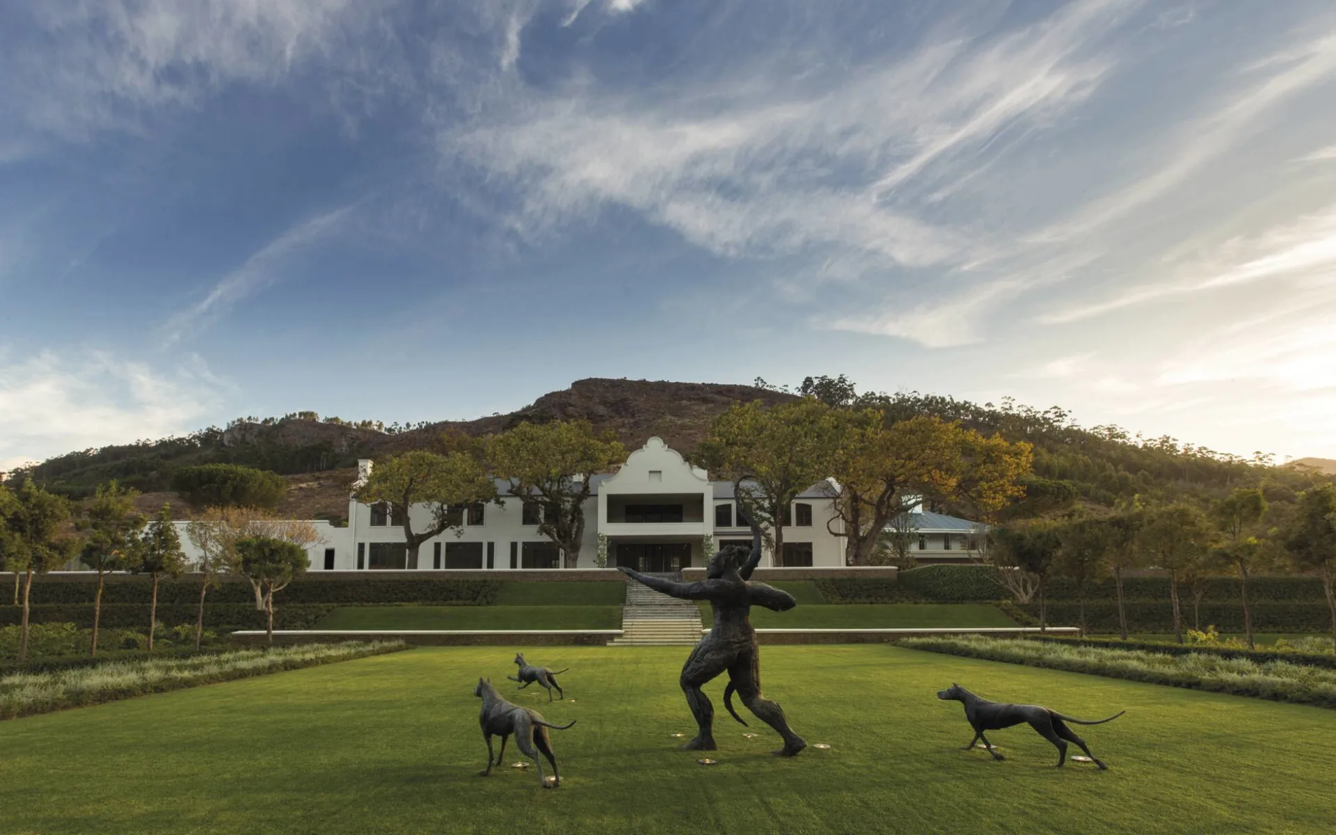 Leeu Estates in Franschhoek:  Leeu Estates - Statue mit Blick auf Haupthaus