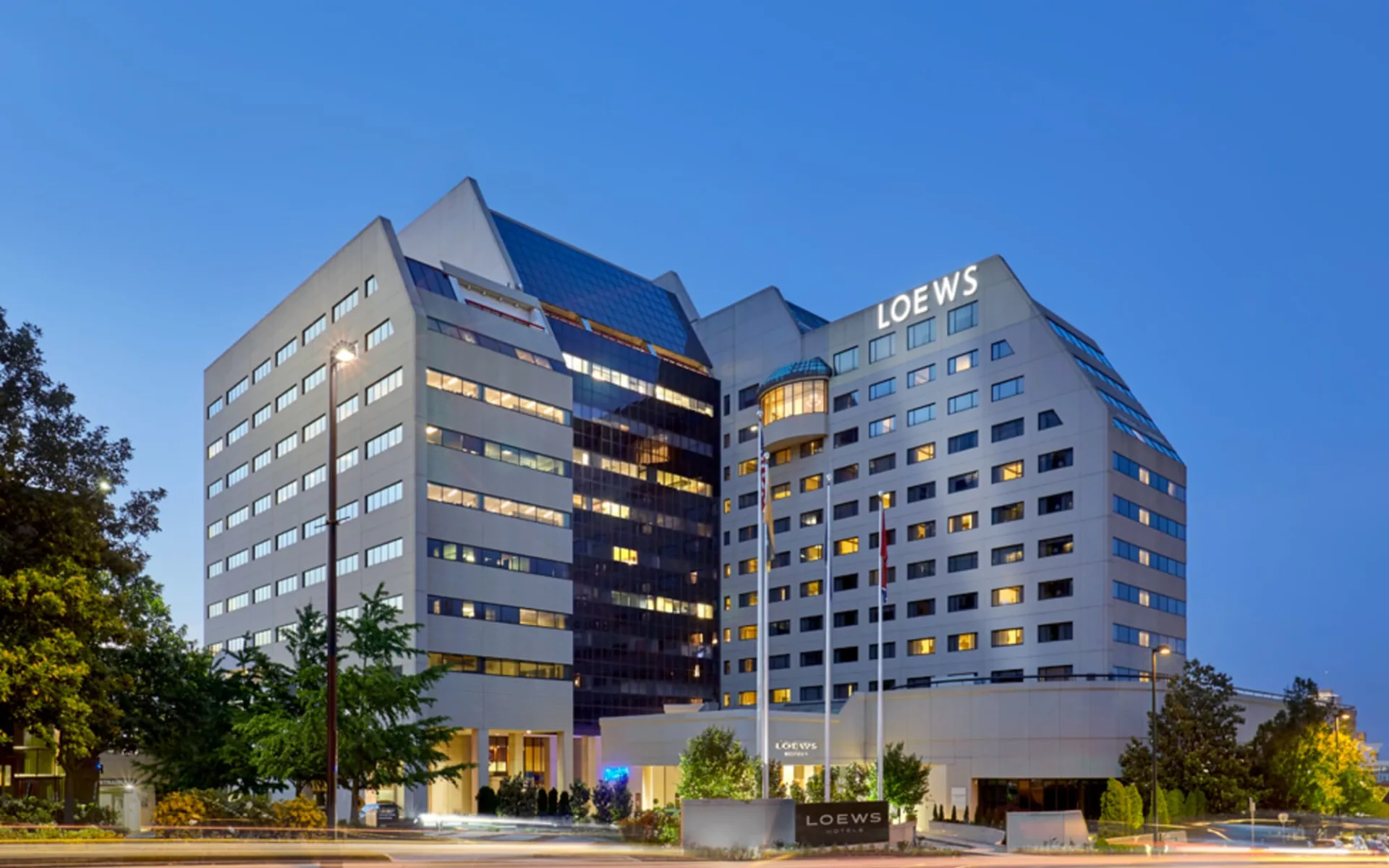 Loews Vanderbilt in Nashville:  Loews Vanderbilt - Aussenansicht abends