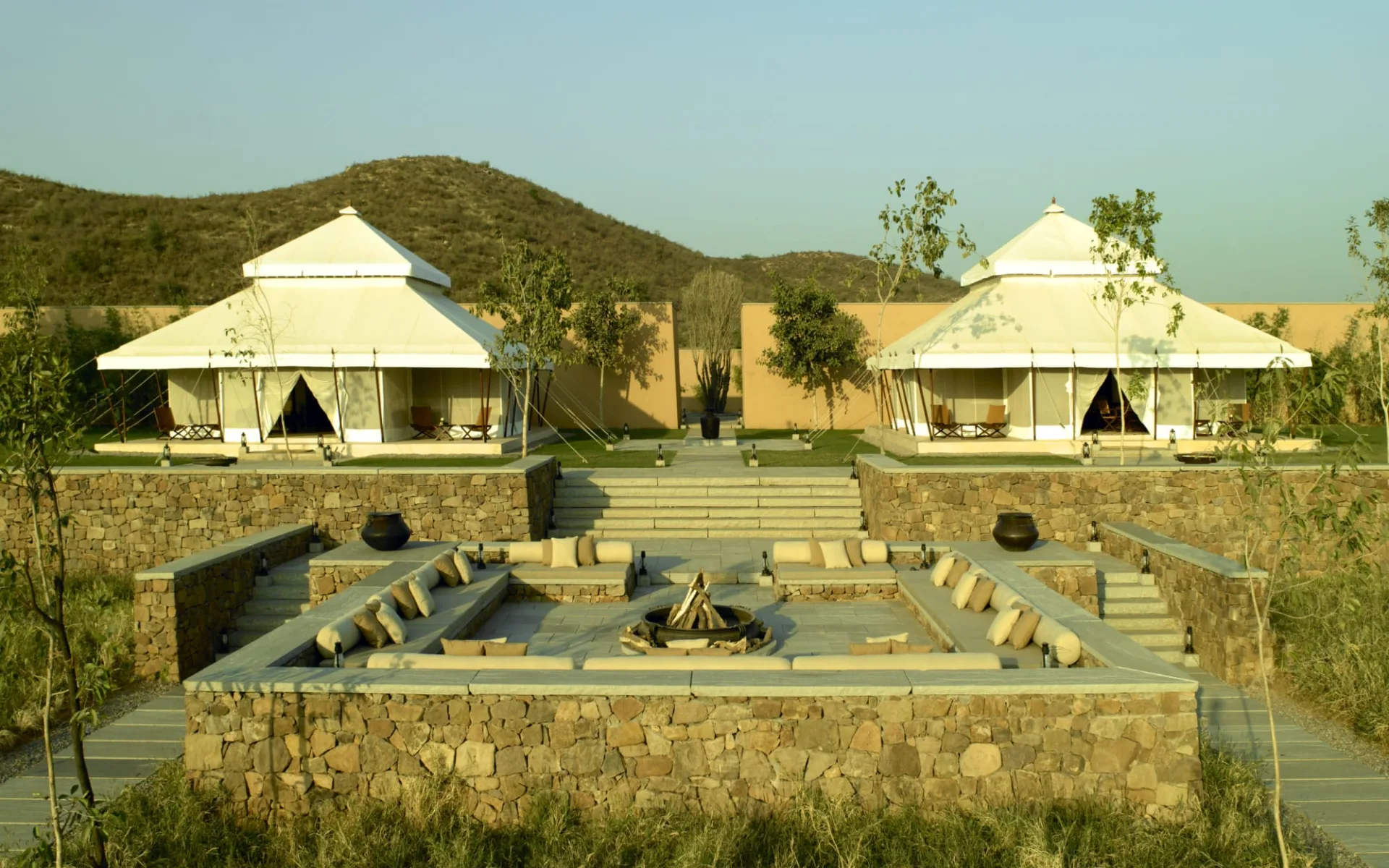 Aman Geniesser-Reise ab Jaipur: exterior: Lounge and dining tents and main fireplace