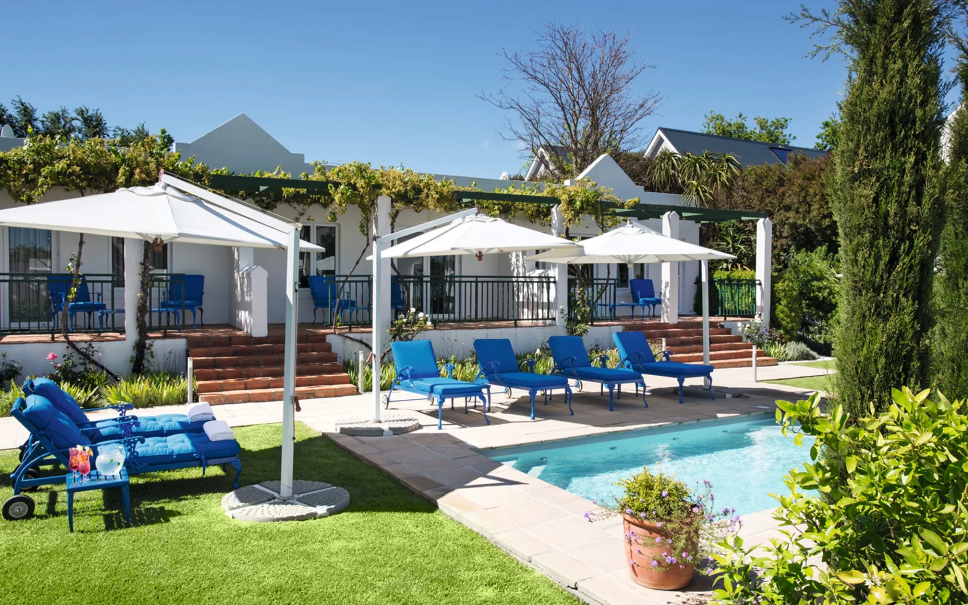 Majeka House in Stellenbosch: Majeka House - Gartenanlage mit Pool