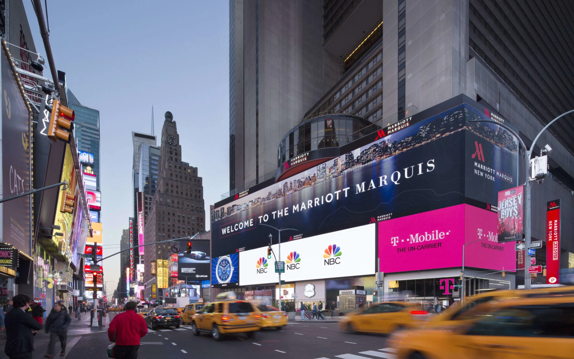 Marriott Marquis in New York - Manhattan: Marriott Marquis - Aussenansicht abends