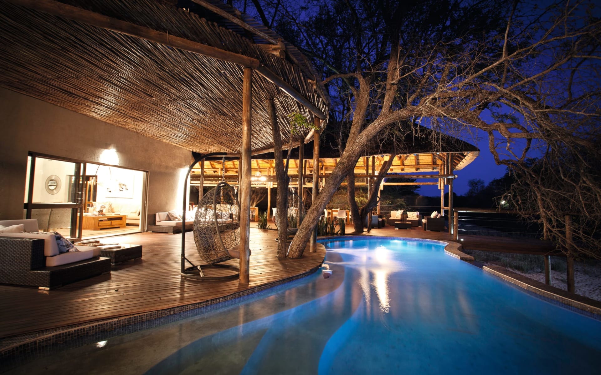 Moditlo River Lodge in Hoedspruit: Moditlo River Lodge - Sicht auf Pool und Aussenbereich