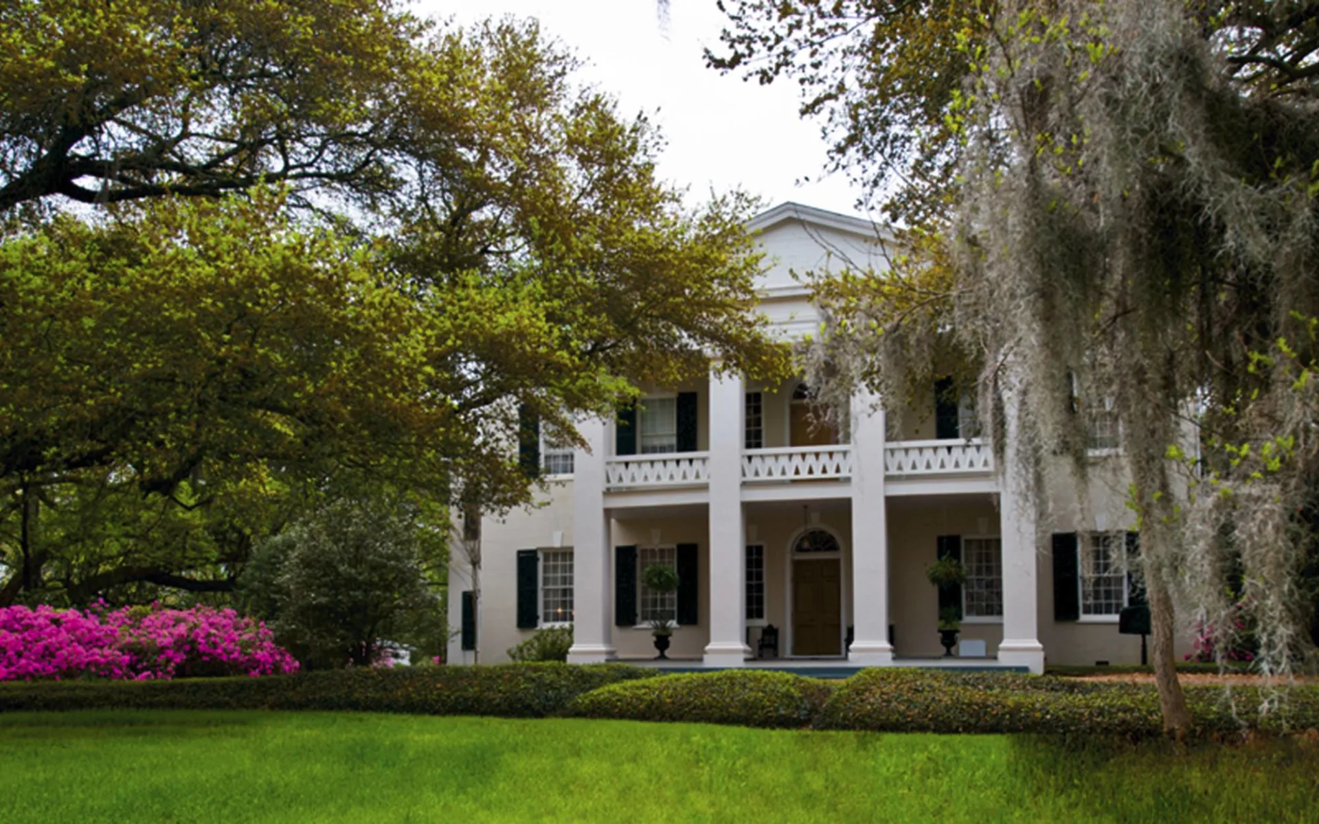 Monmouth Historic Inn in Natchez: exterior monmouth historic inn hoteleingang bäume