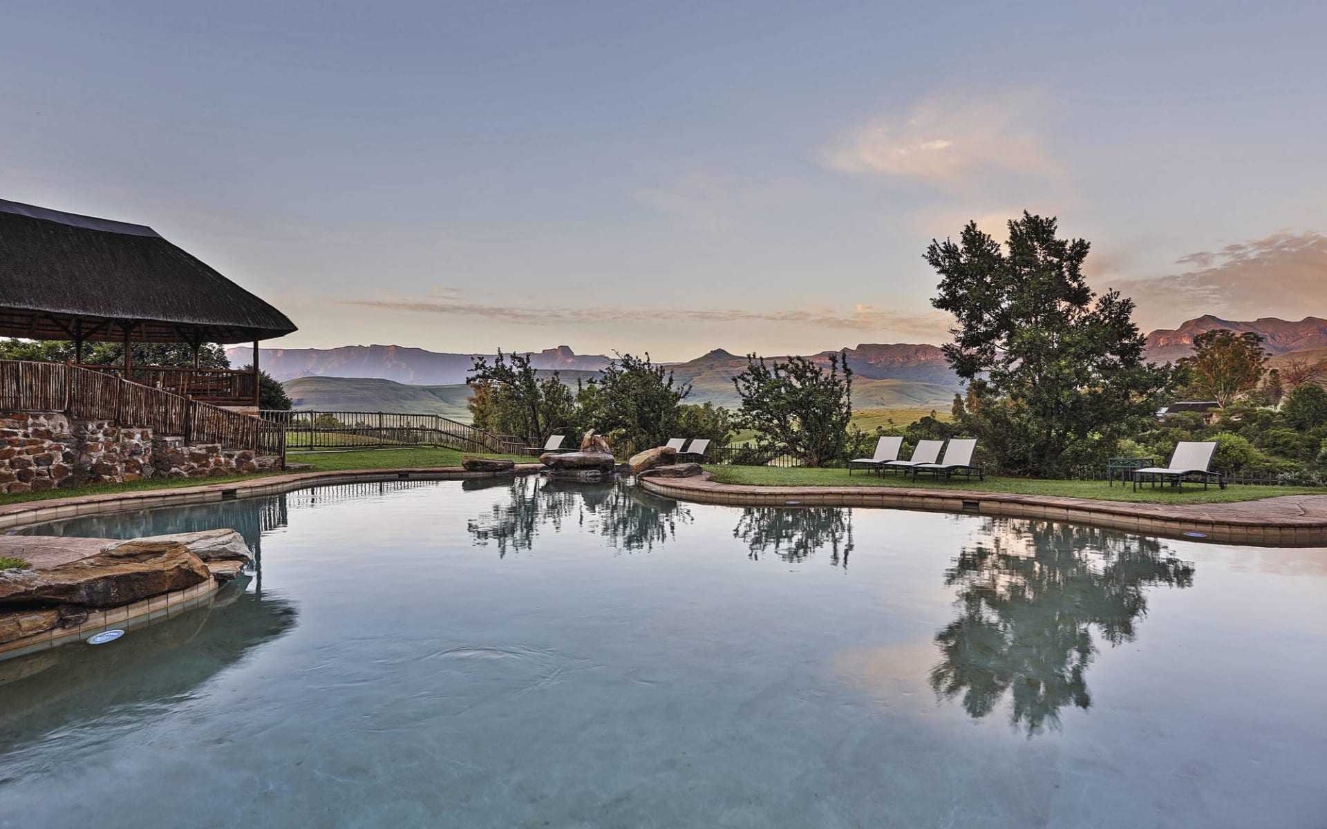 Montusi Mountain Lodge in Bergville: Montusi Mountain Lodge - Sicht auf Pool Garten und Panorama