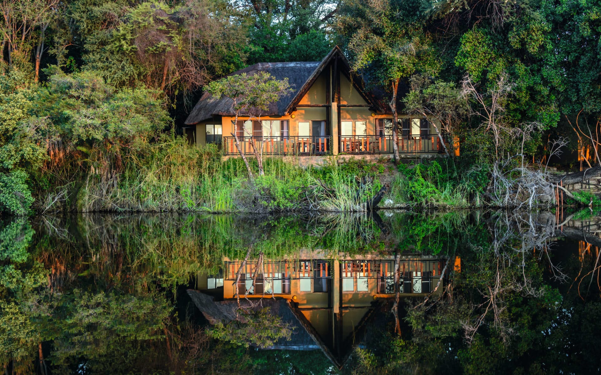 Namushasha River Lodge in Kongola: Namushasha River Lodge - Aussenansicht