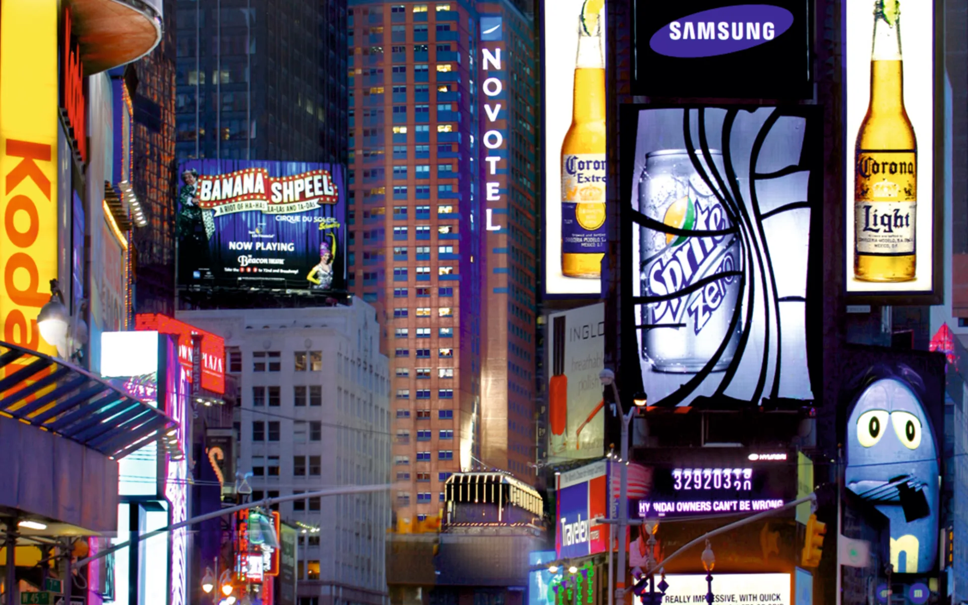 M Social Hotel Times Square in New York - Manhattan:  Novotel Times Square - Hotelansicht und Werbetafeln