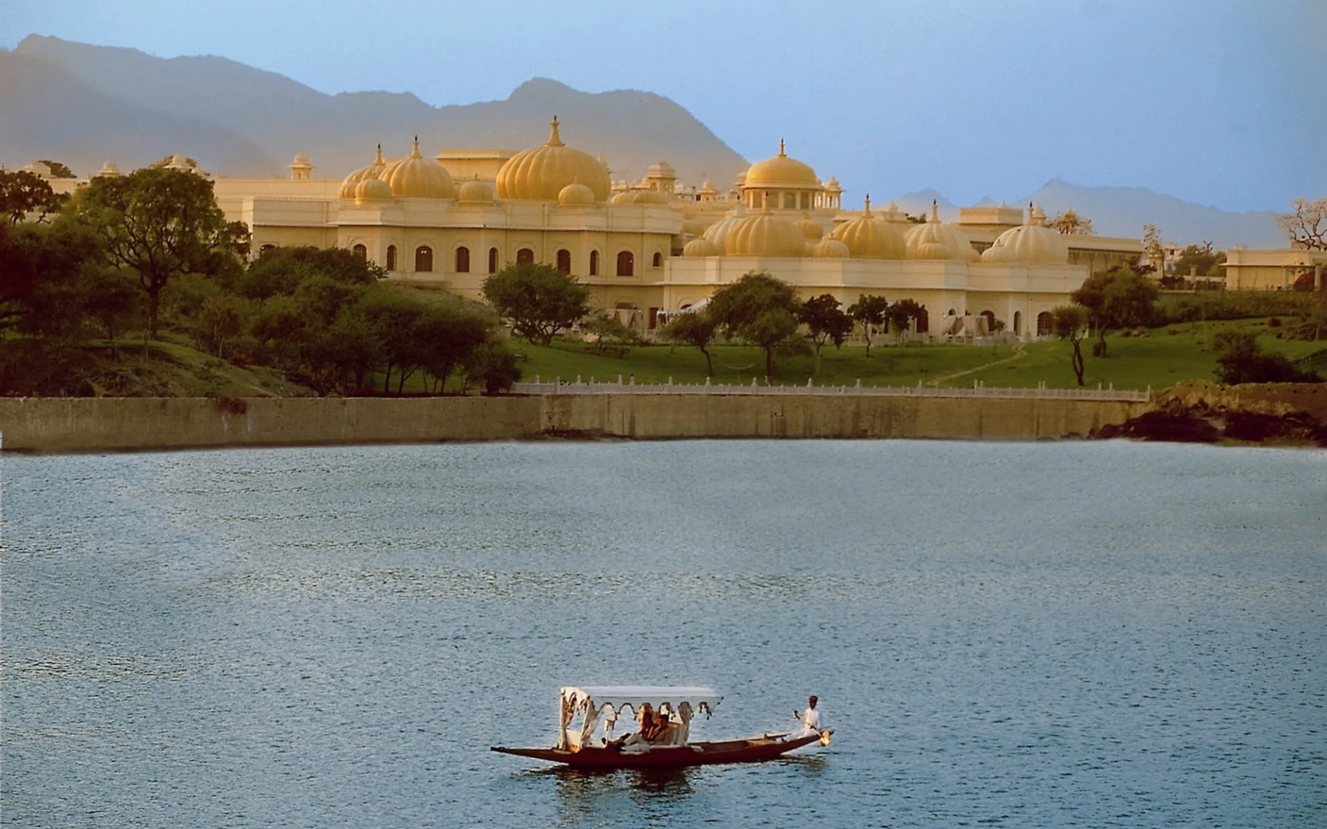 The Oberoi Udaivilas in Udaipur: Oberoi Udaivilas with lake