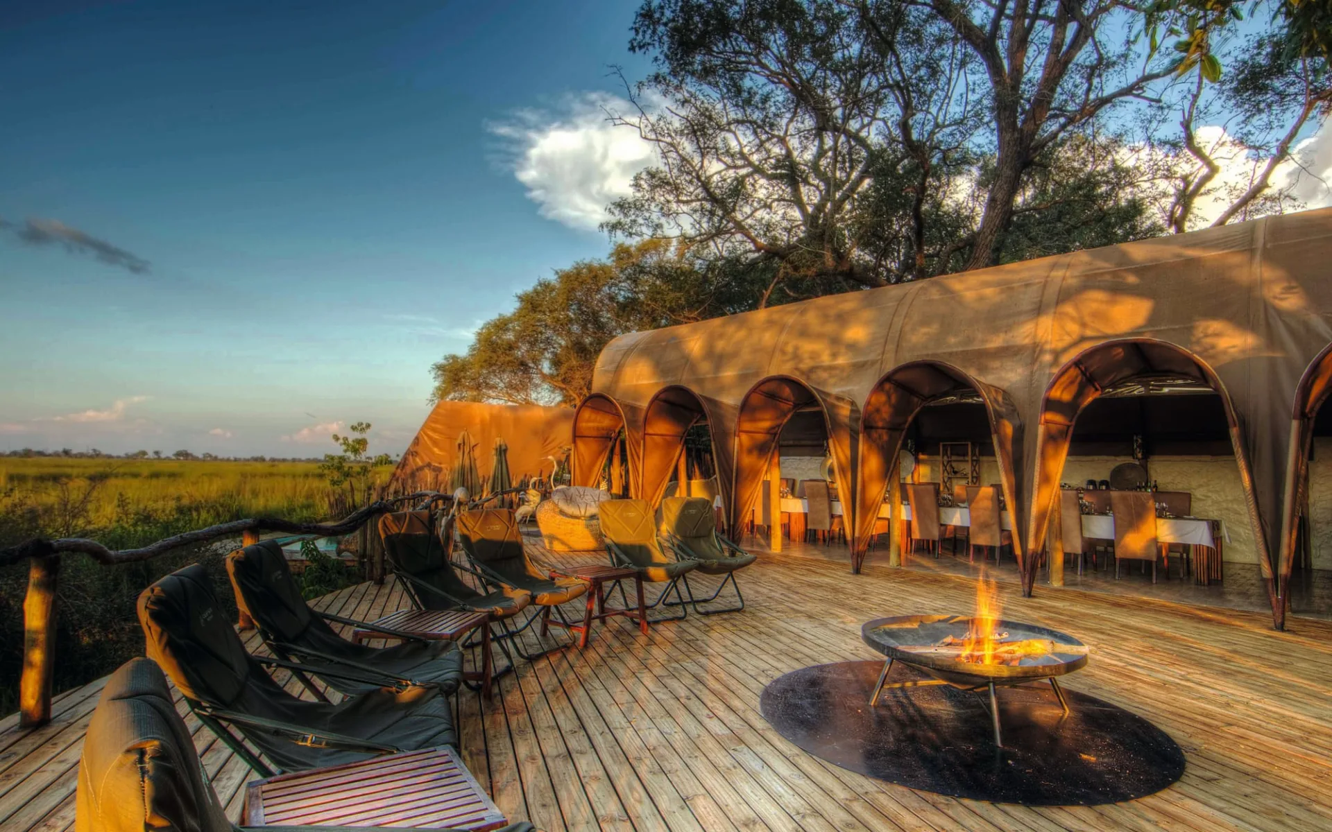 Okuti Camp in Moremi Game Reserve: exterior Okuti - Deck mit Feuerstelle c Ker&Downey