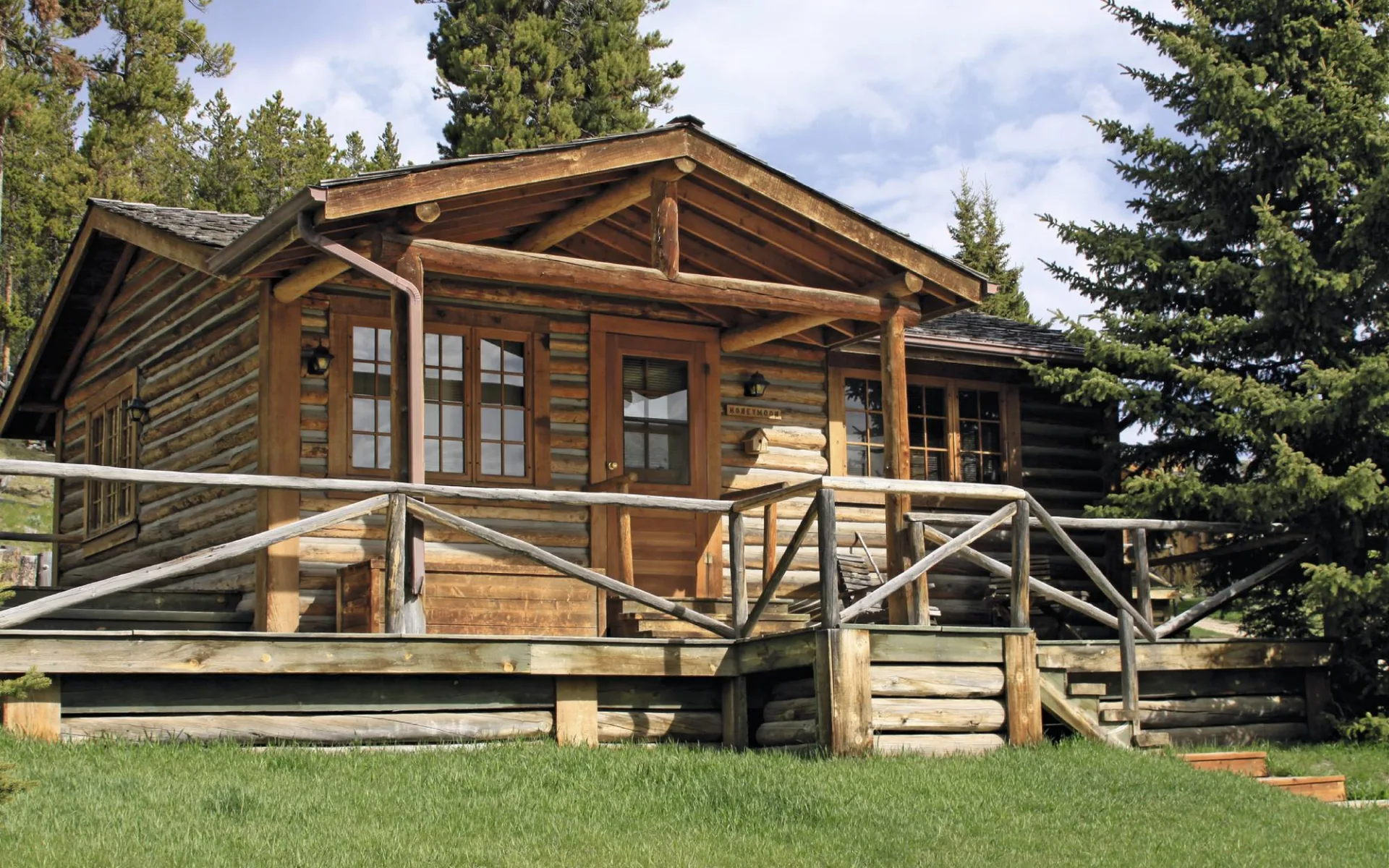 Parade Rest Guest Ranch in West Yellowstone: exterior parade rest guest ranch ranchansicht