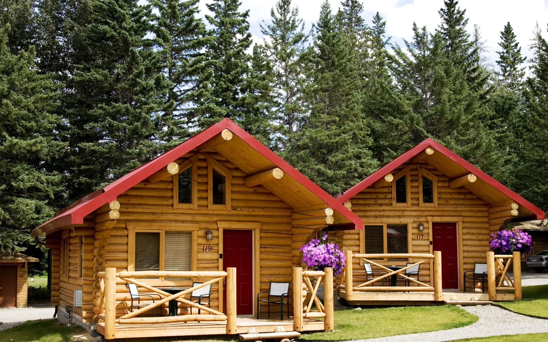 Miette Mountain Cabins in Jasper:  PocahontasCabins_DeluxeLogCabin