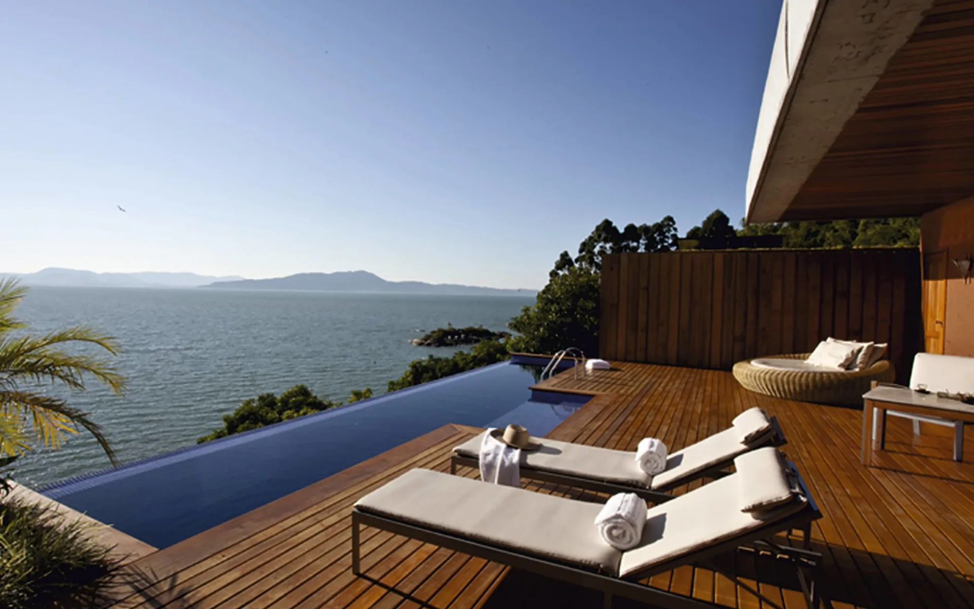 Hotel Ponta dos Ganchos in Florianopolis: exterior Ponta dos Ganchos Terrasse mit Liegestühlen und Blick auf Meer