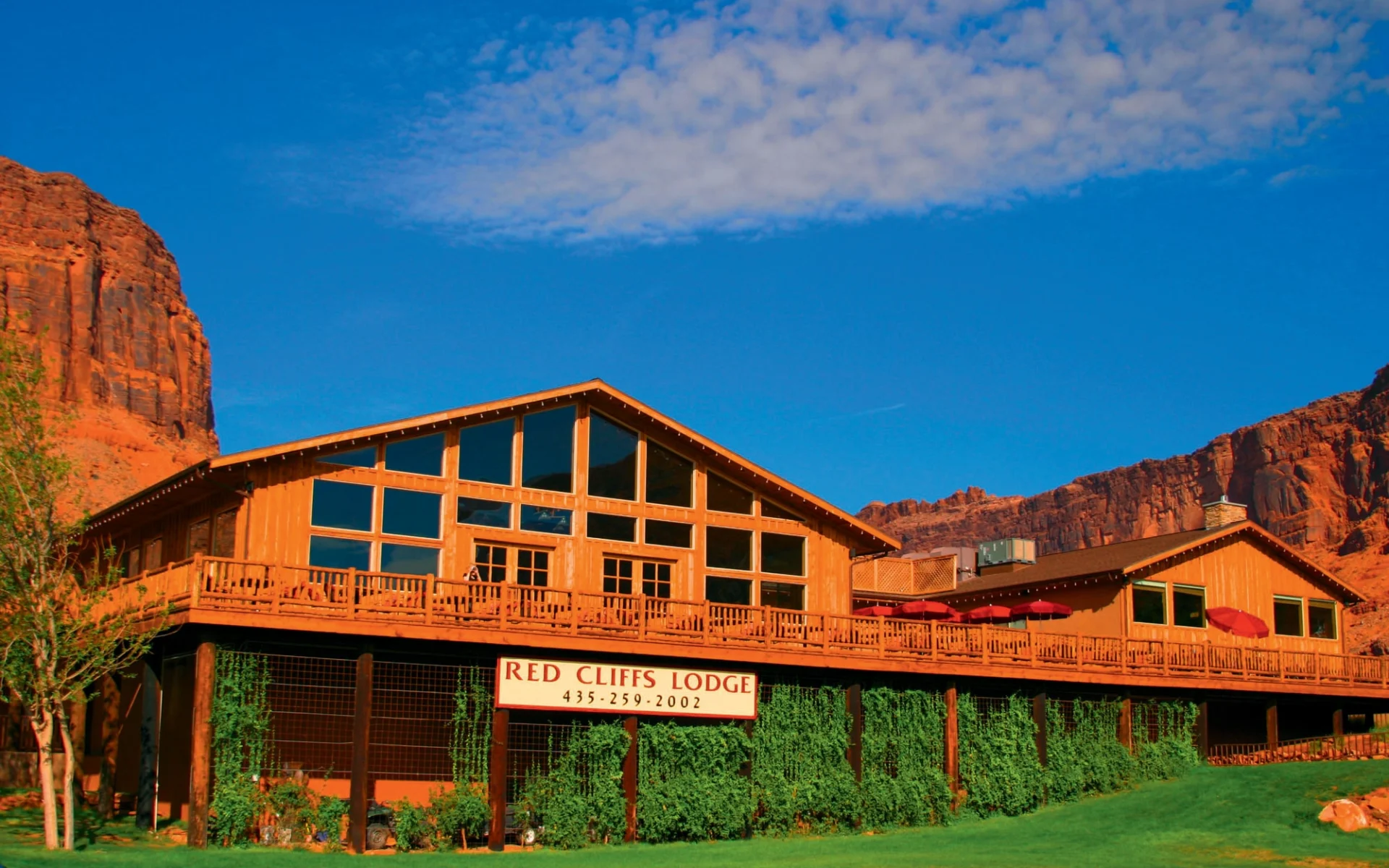 Red Cliffs Lodge in Moab: exterior red cliffs lodge holz himmel