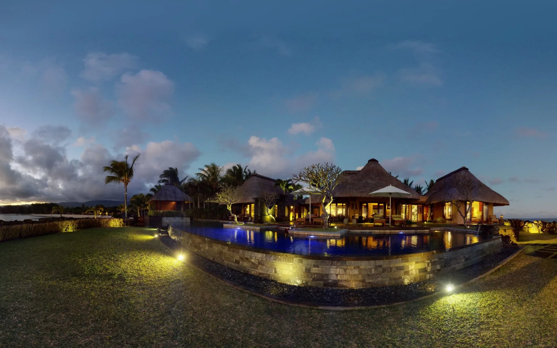 Shanti Maurice Resort & Spa in St. Felix:  Shanti Villa by night