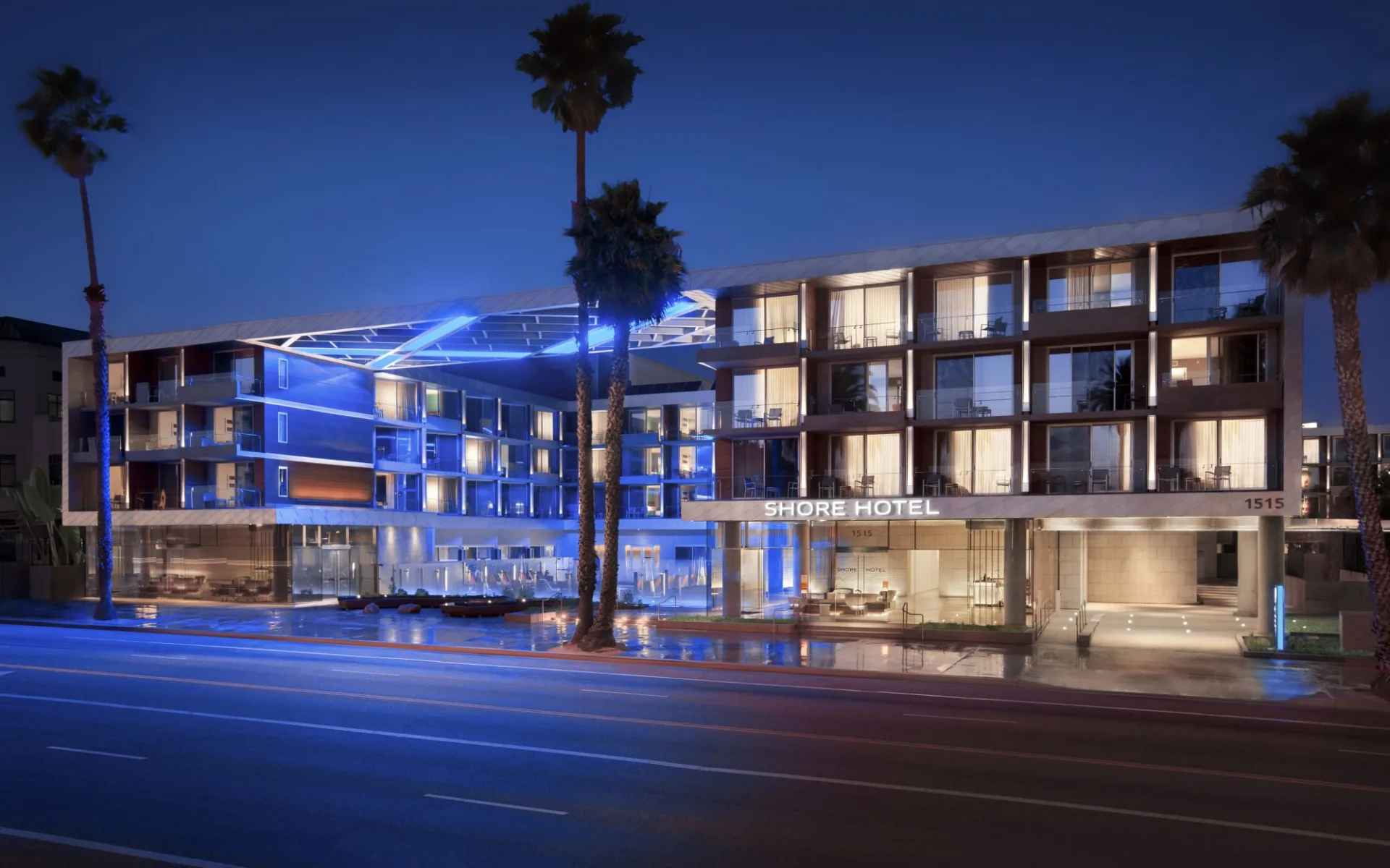 Shore Hotel in Santa Monica:  Shore Hotel - Aussenansicht bei Nacht