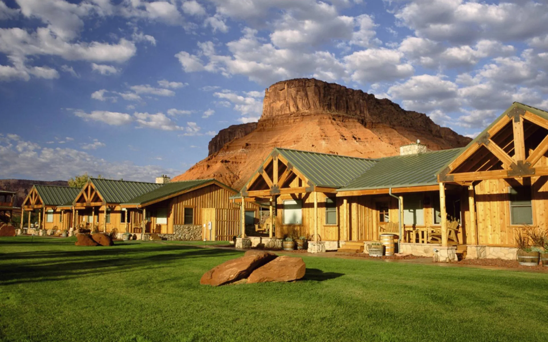 Sorrel River Ranch in Moab: exterior sorrel river ranch holzhäuser berge