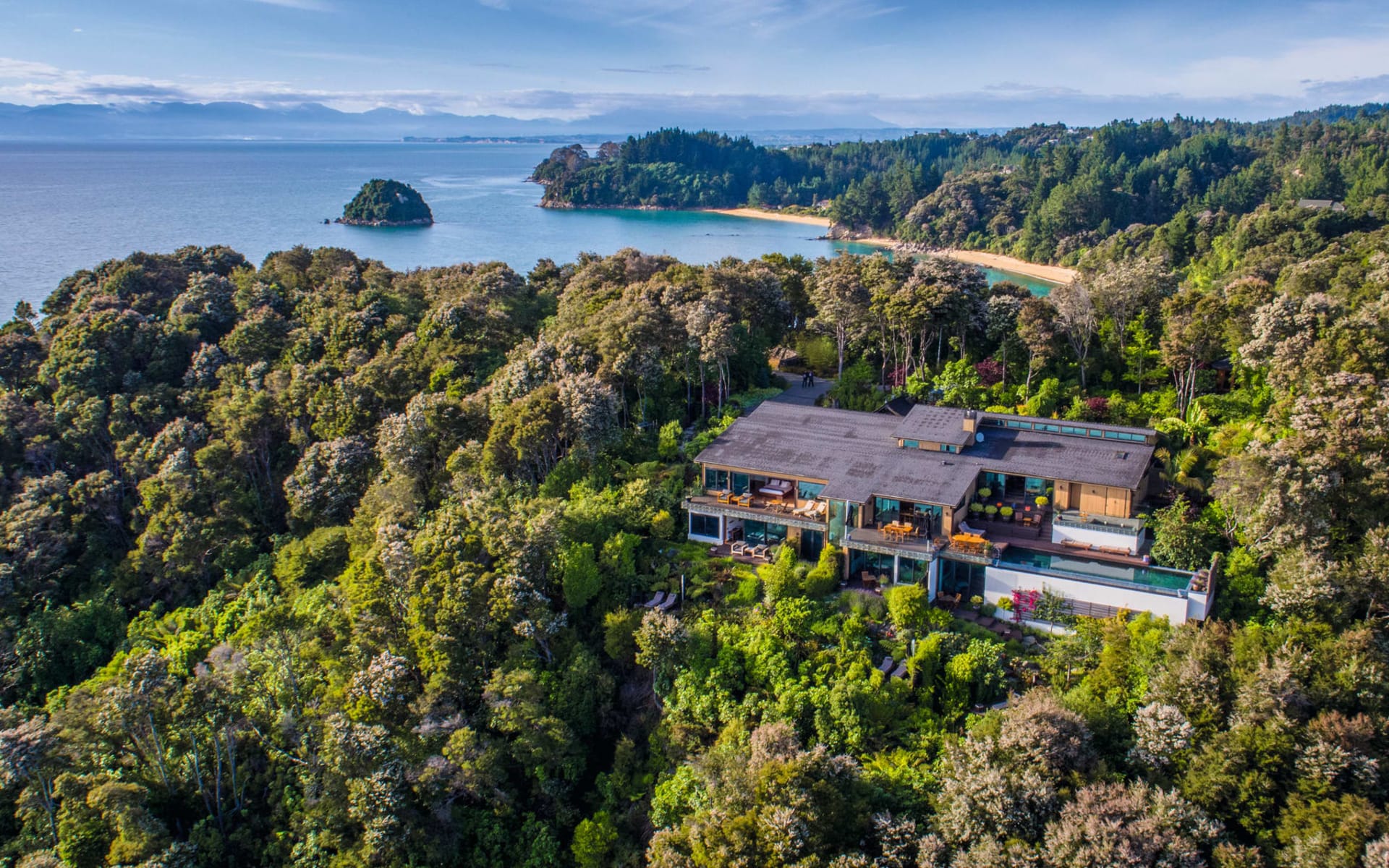 Split Apple Retreat in Motueka: Exterior Split Apple Retreat Abel Tasman NP Neuseeland - Aerial View ï¿½ber das Hotel und den NP 2017