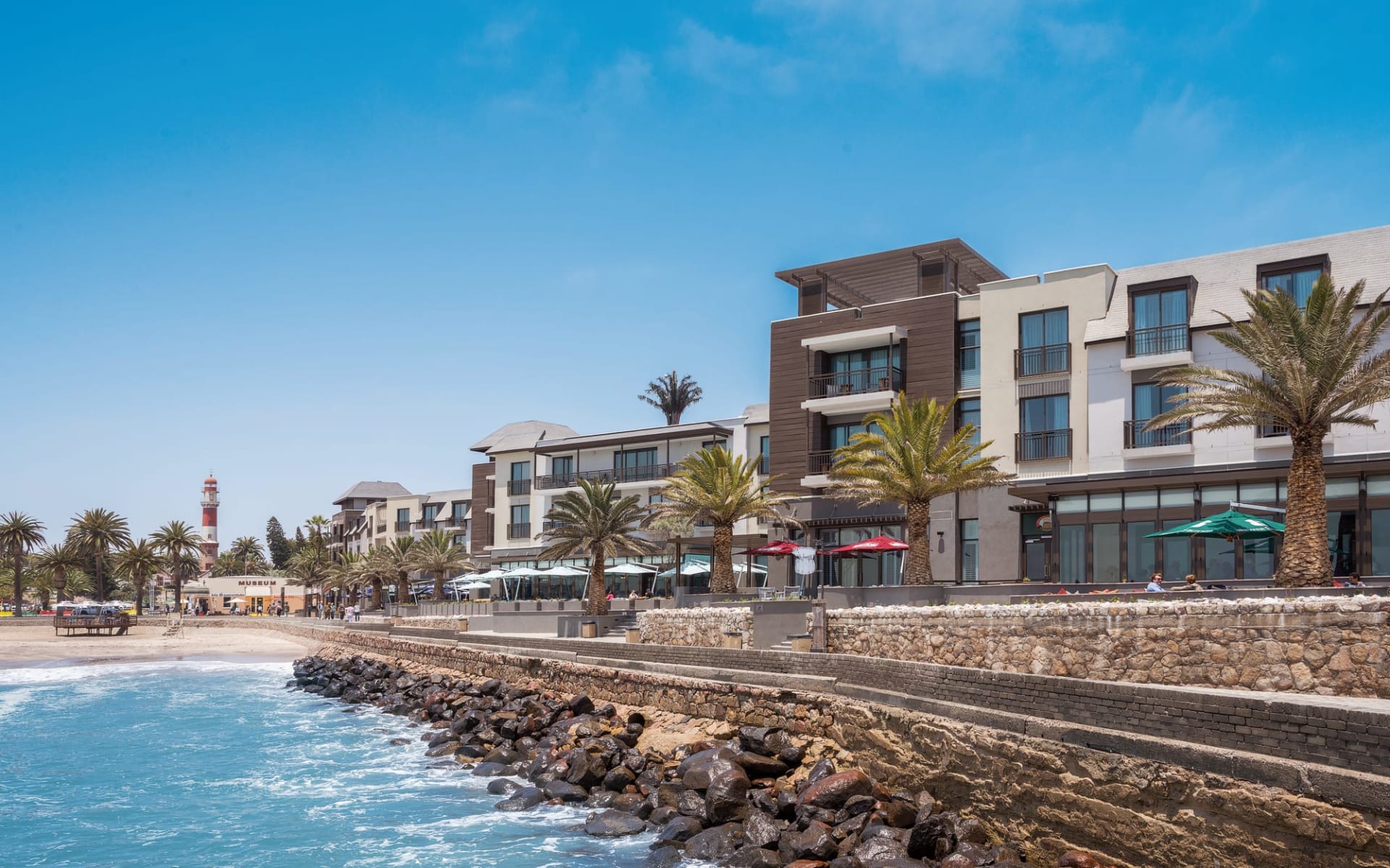 Strand Hotel Swakopmund:  Strand Hotel - Fassade Hotel von Aussen mit Leuchtturm