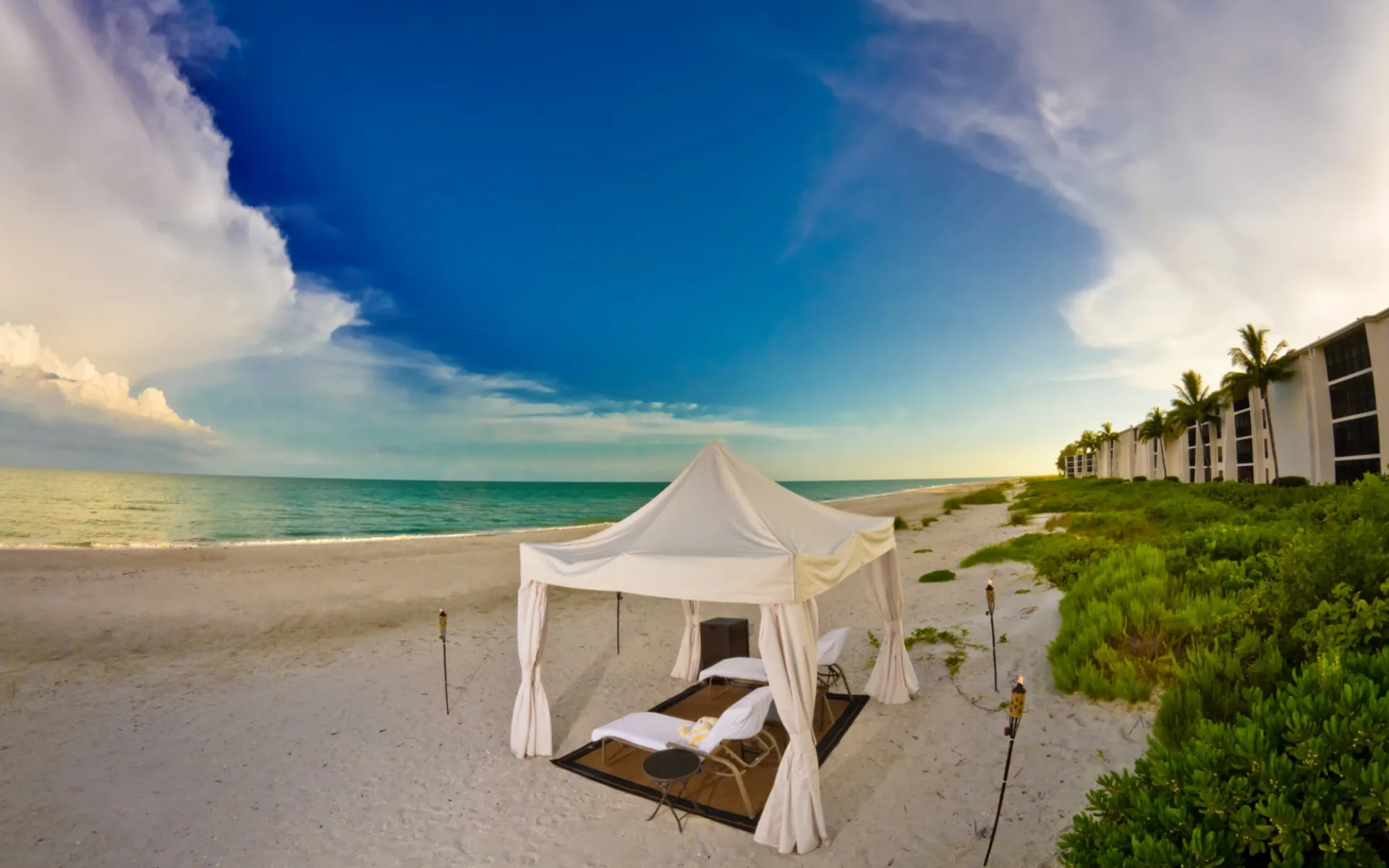 Sundial Beach & Golf Resort in Sanibel Island:  Sundial Beach Resort_Aussenansicht& Strand