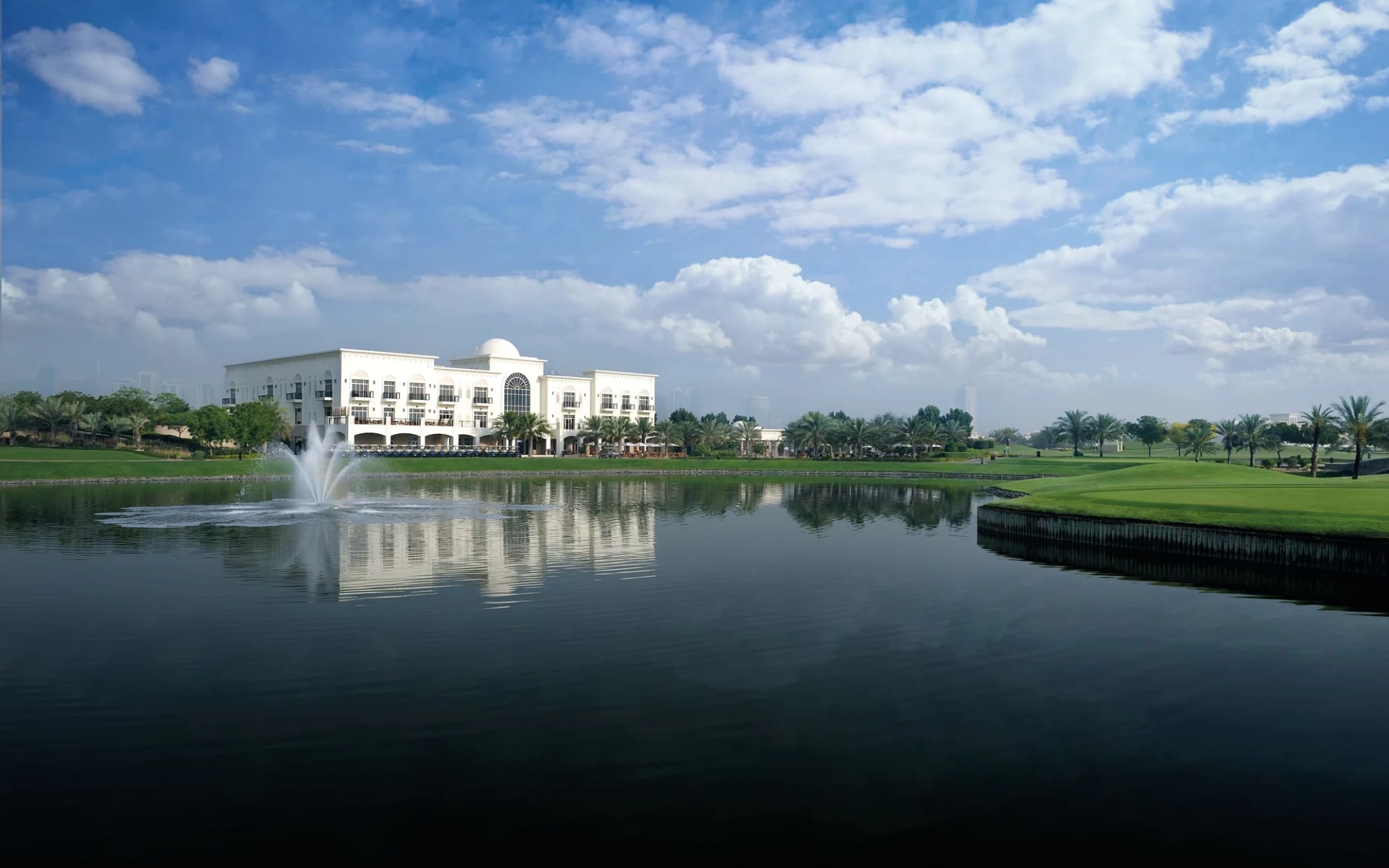 The Address Montgomerie Dubai: The Address Montgomerie Dubai - Aussenansicht über See