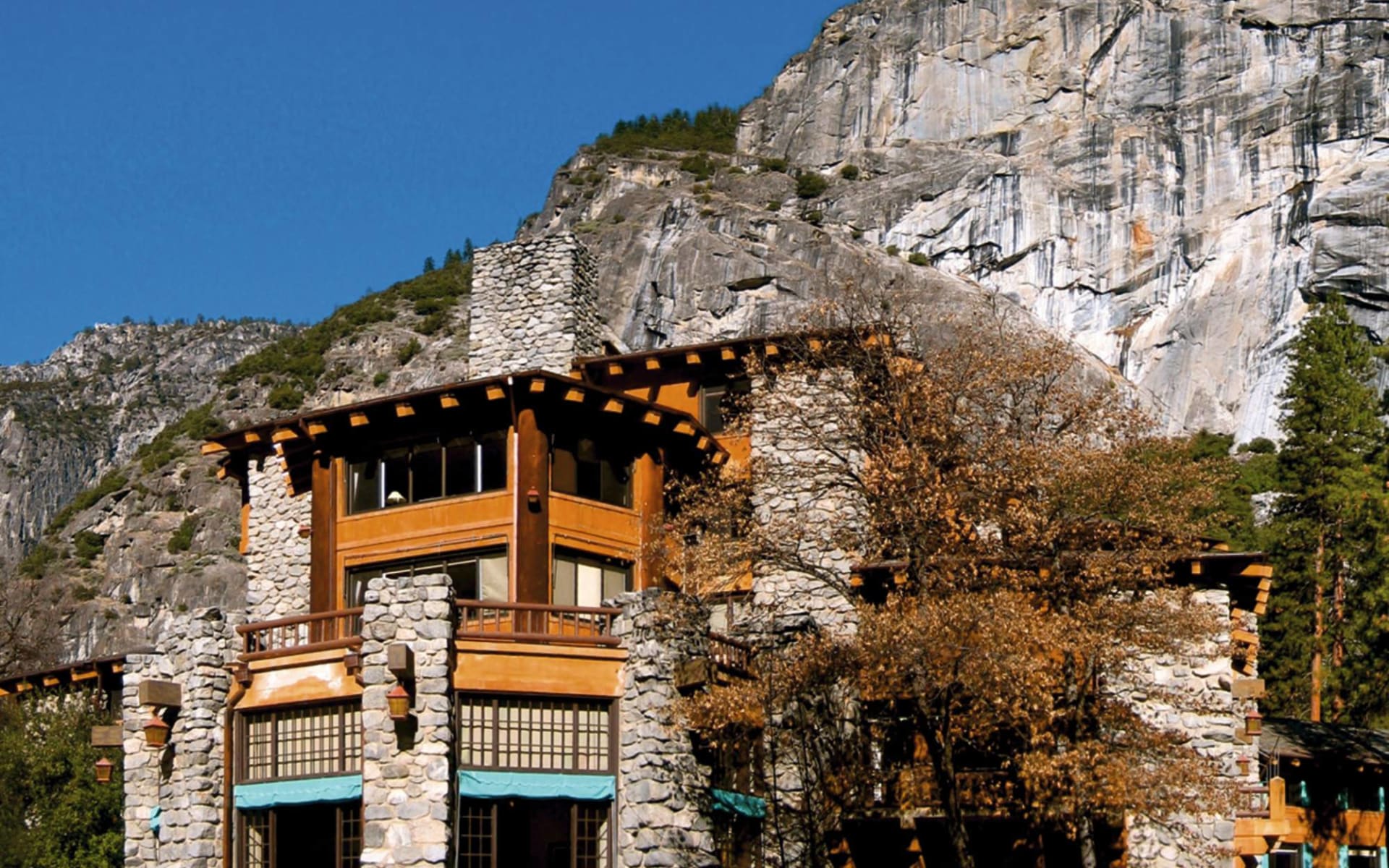 The Ahwahnee in Yosemite: exterior the ahwahnee gebäude im steingebirge