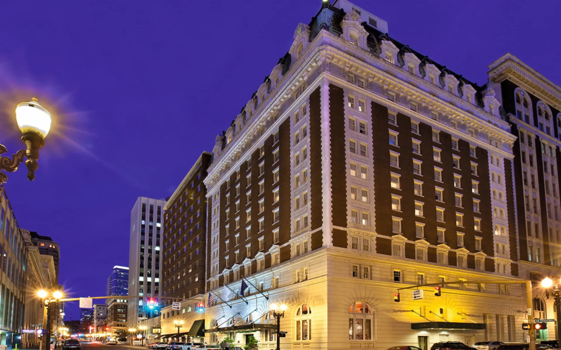 The Benson Hotel in Portland: exterior the benson hotel strassensicht strasse auto