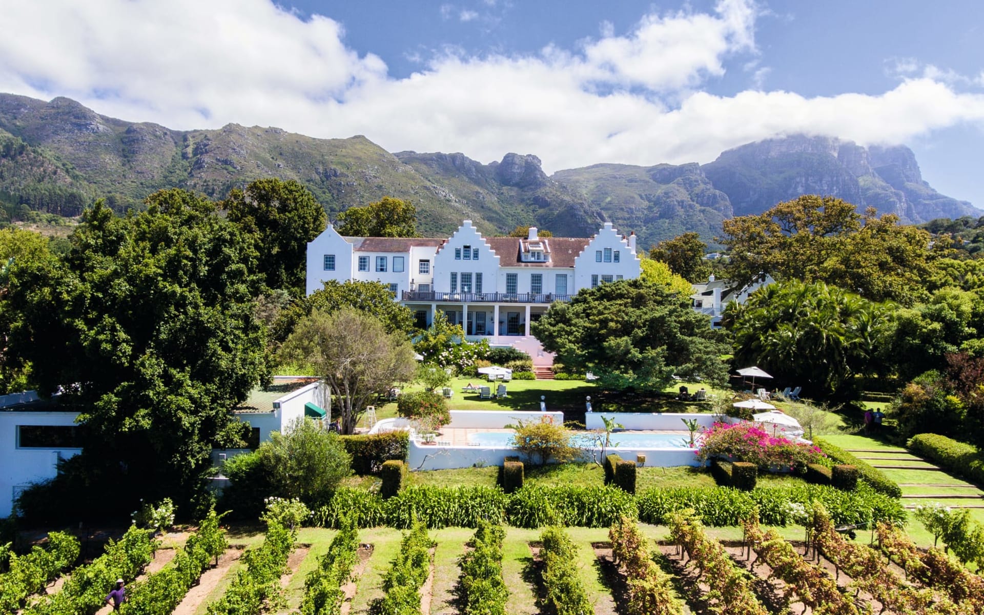 The Cellars-Hohenort in Constantia: exterior The Cellar Hohenort - Aussenansicht mit Bergen im Hintergrund