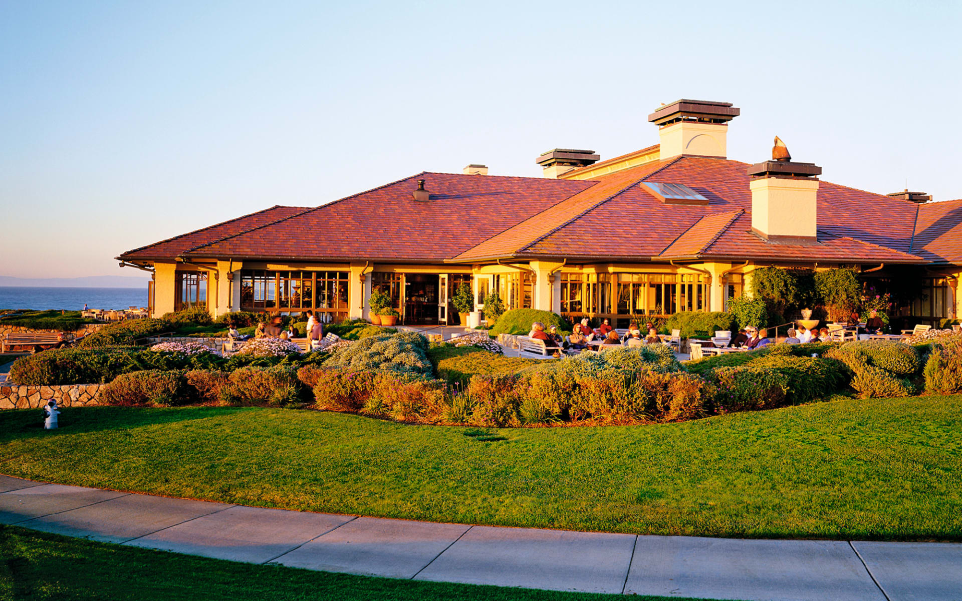 The Inn at Spanish Bay in Pebble Beach: exterior the inn at spanish bay pebble beach garten weg