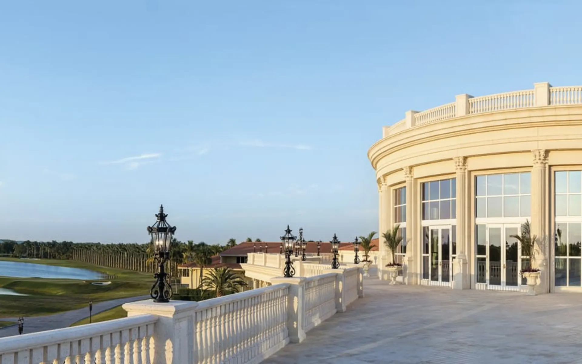 Trump National Doral in Miami: Trump National Doral - Blick von Terrasse auf Anwesen