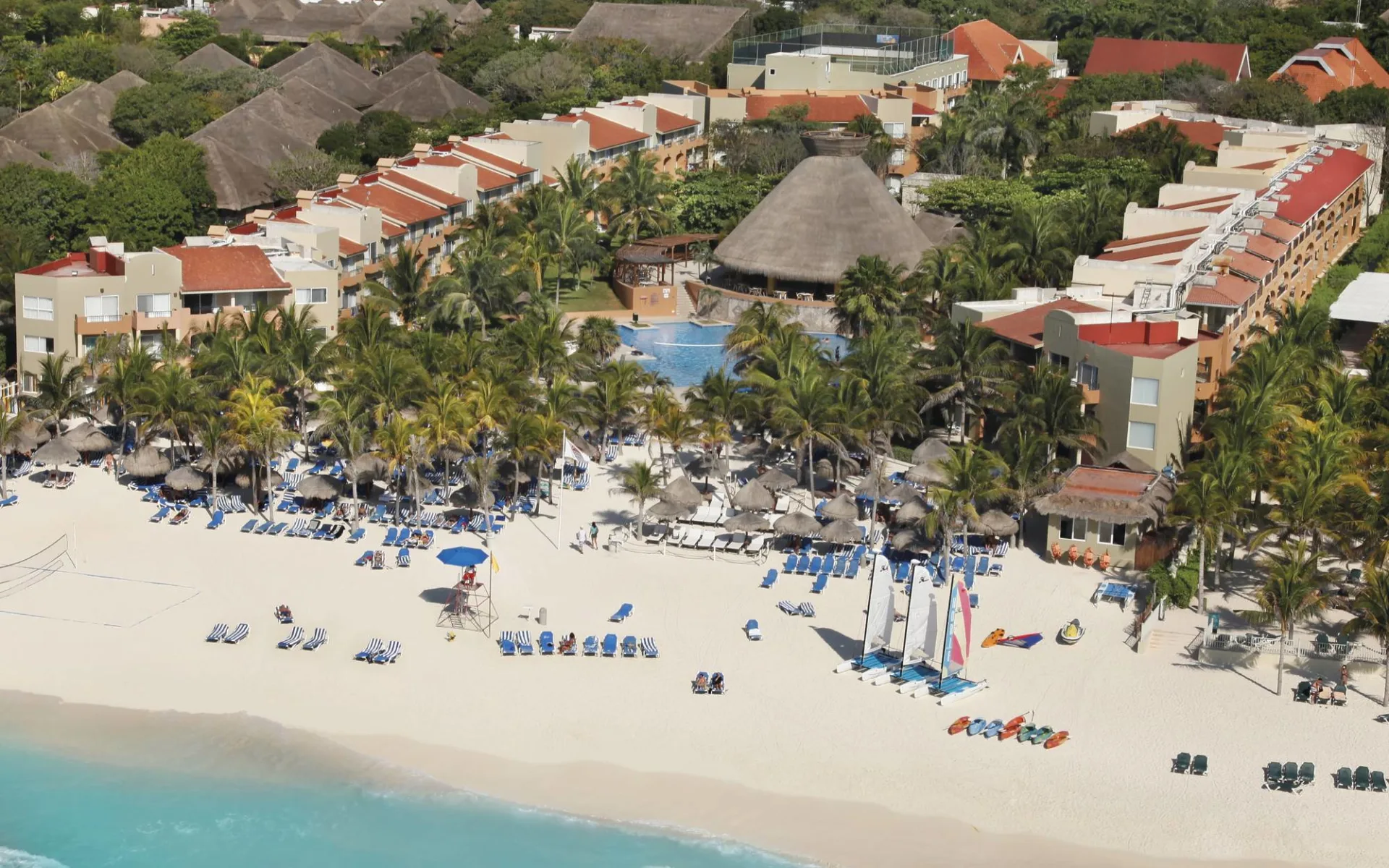 Viva Wyndham Azteca in Playa del Carmen:  Viva Wyndham Azteca - Hotelanlage und Strand Vogelperspektive C Tierra Maya Tours