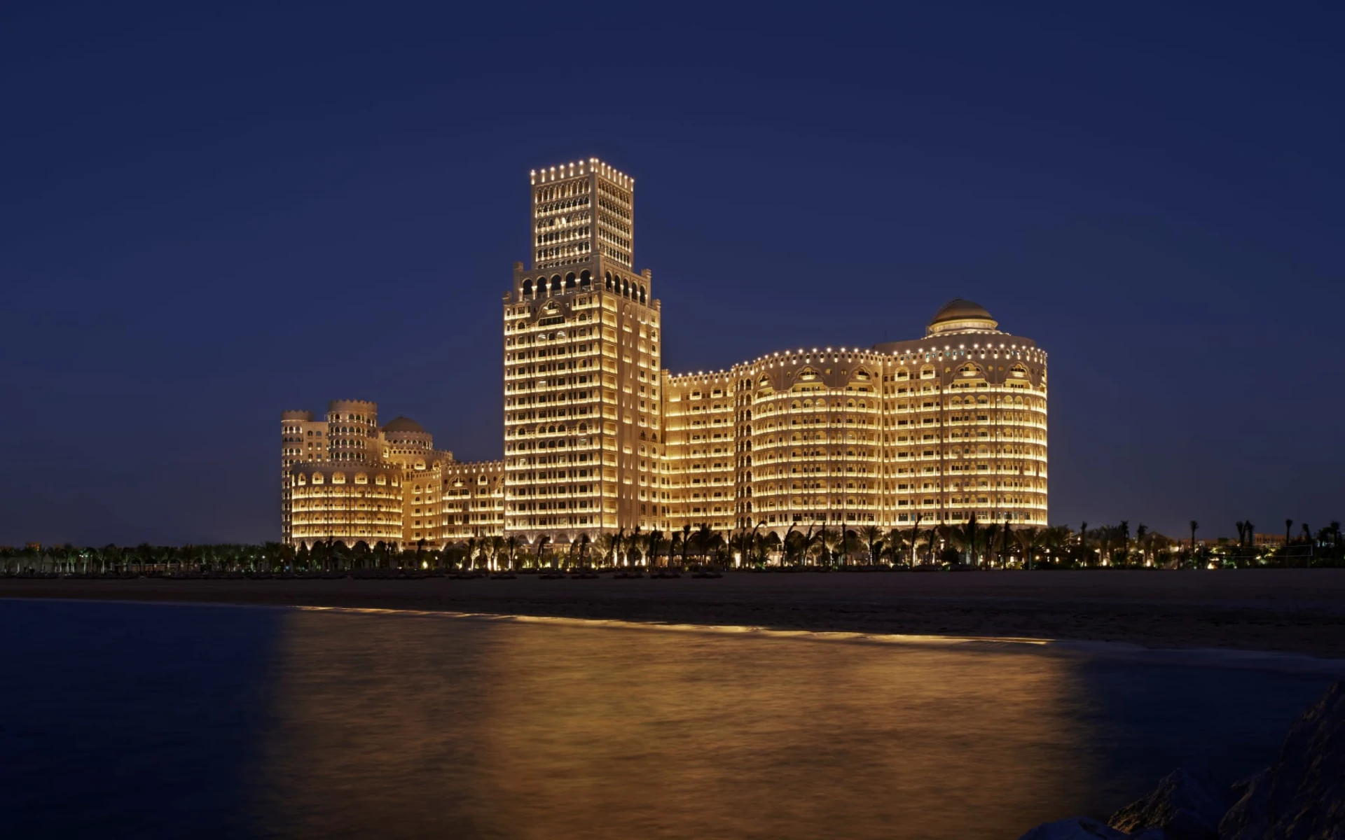 Waldorf Astoria Ras Al Khaimah in Ras al Khaimah:  Waldorf Astoria Ras Al Kaimah - Aussenansicht bei Nacht