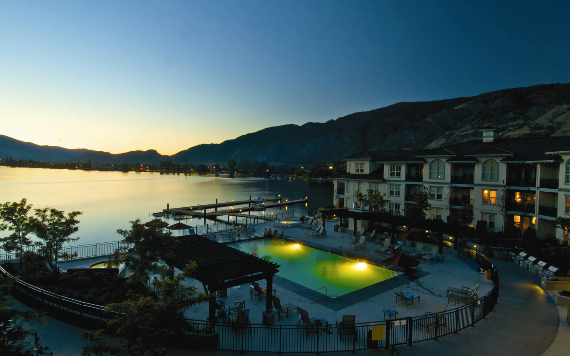 Walnut Beach Resort in Osoyoos: exterior_Walnut Beach Resort_NightView