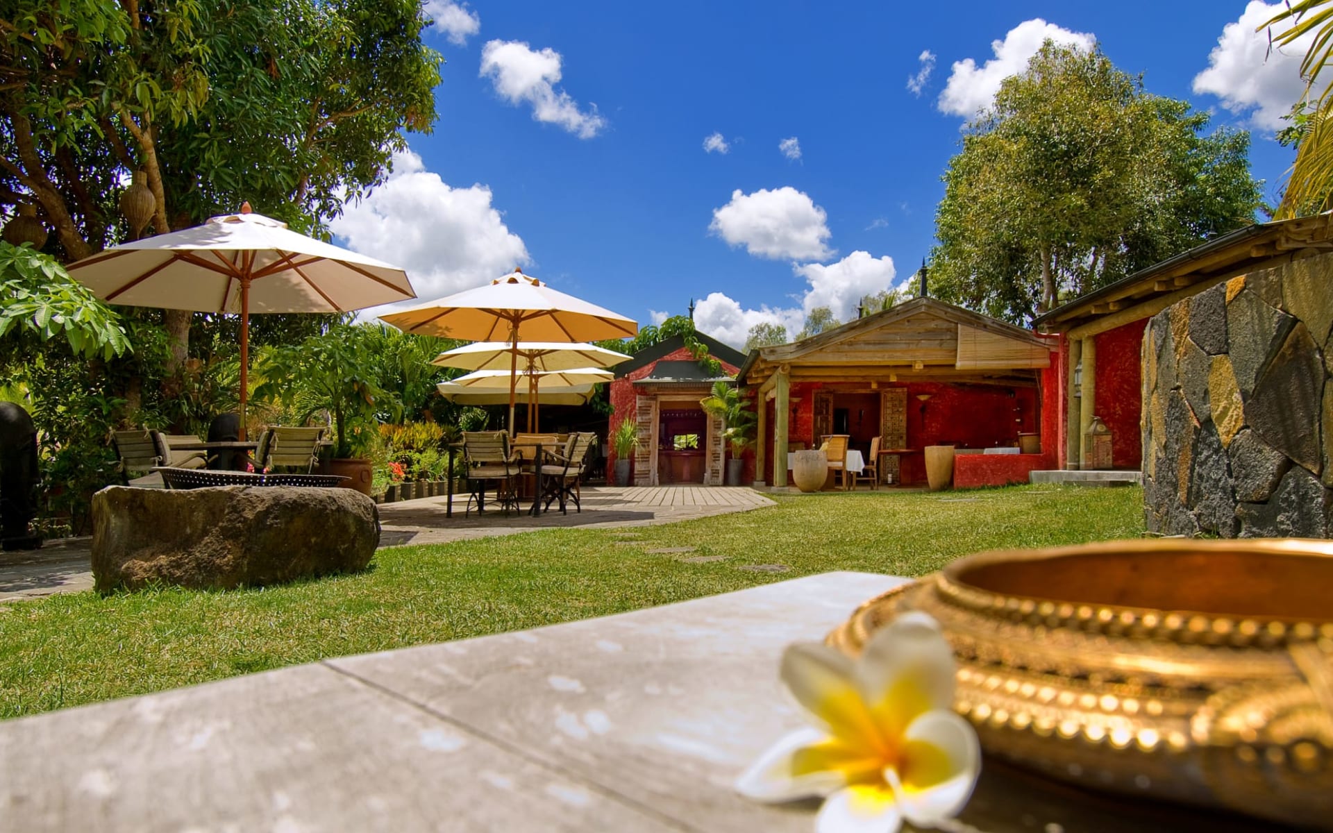 Lakaz Chamarel Exclusive Lodge: 2 Garden restaurant view