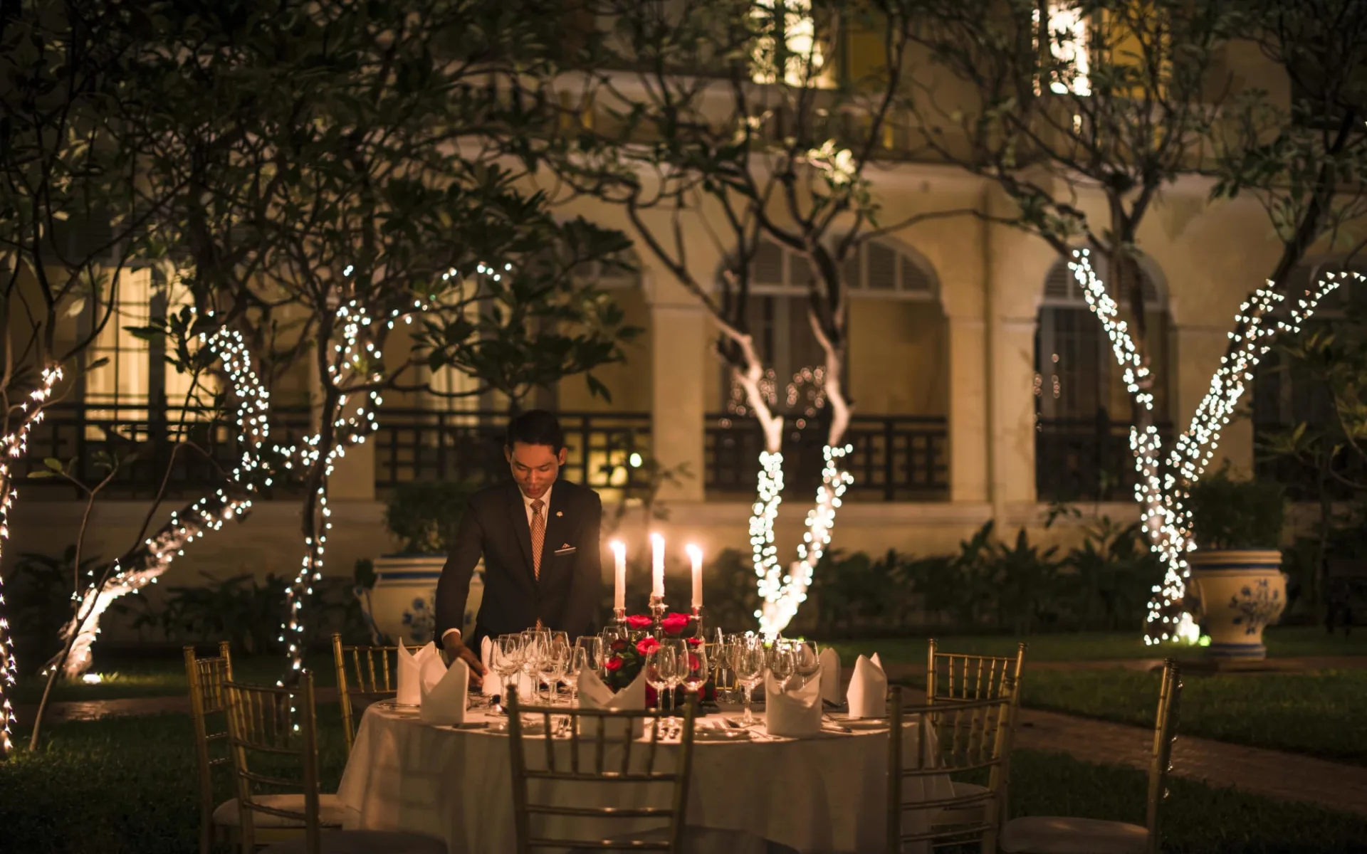 Raffles Hotel Le Royal in Phnom Penh: Garden Dinner