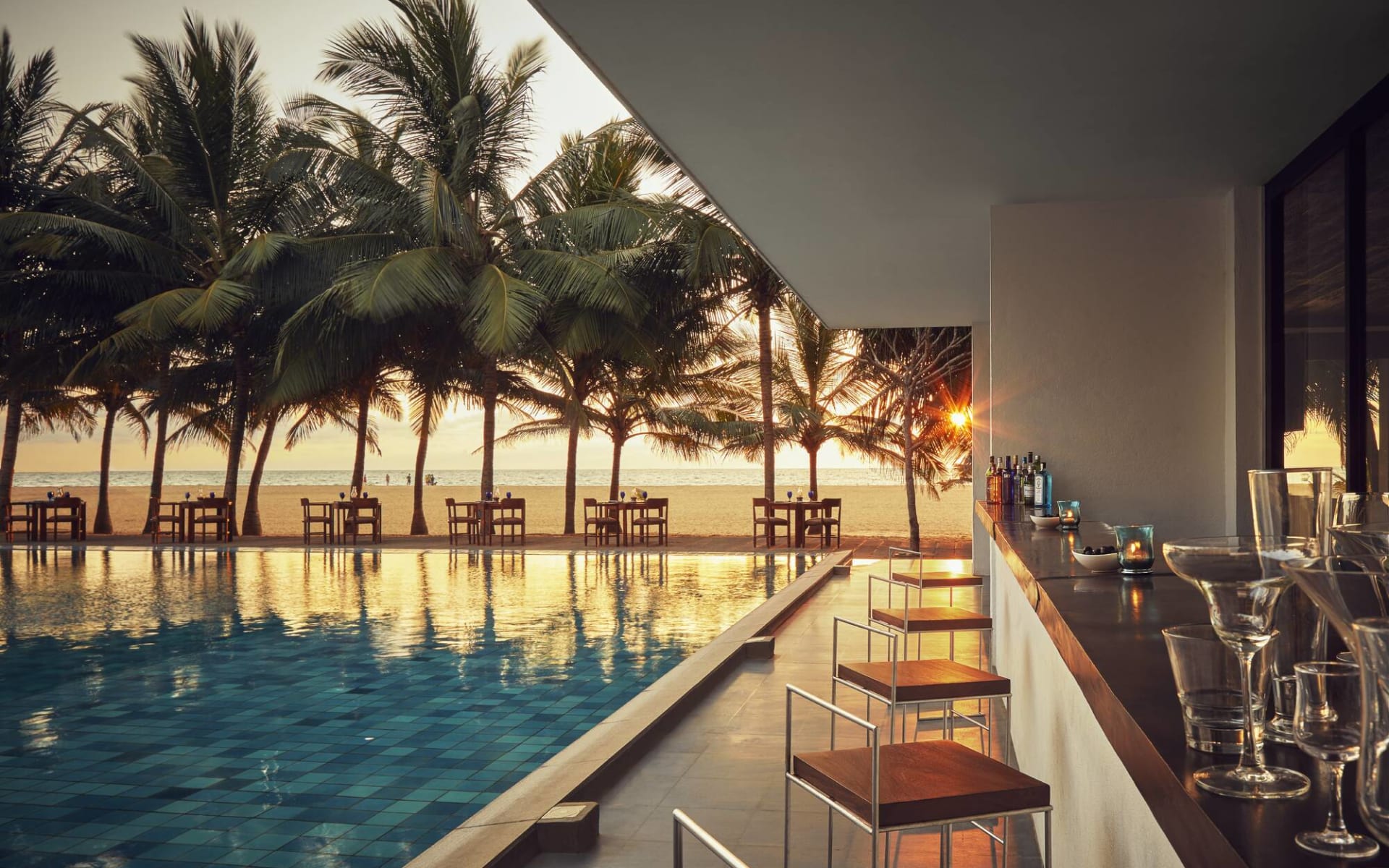 Jetwing Blue in Negombo:  Outtrigger Poolside Bar
