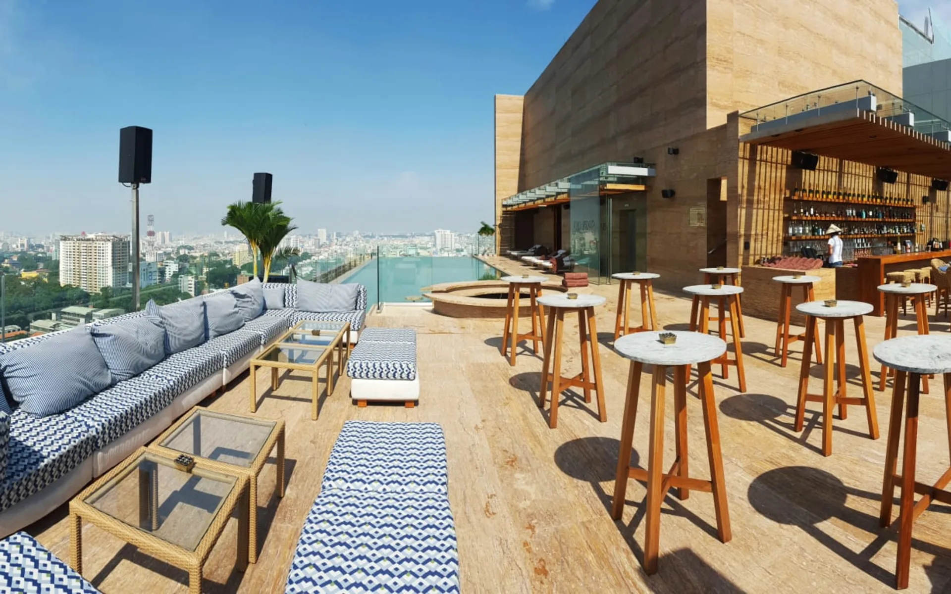 Hôtel des Arts Saigon:  Pool Bar