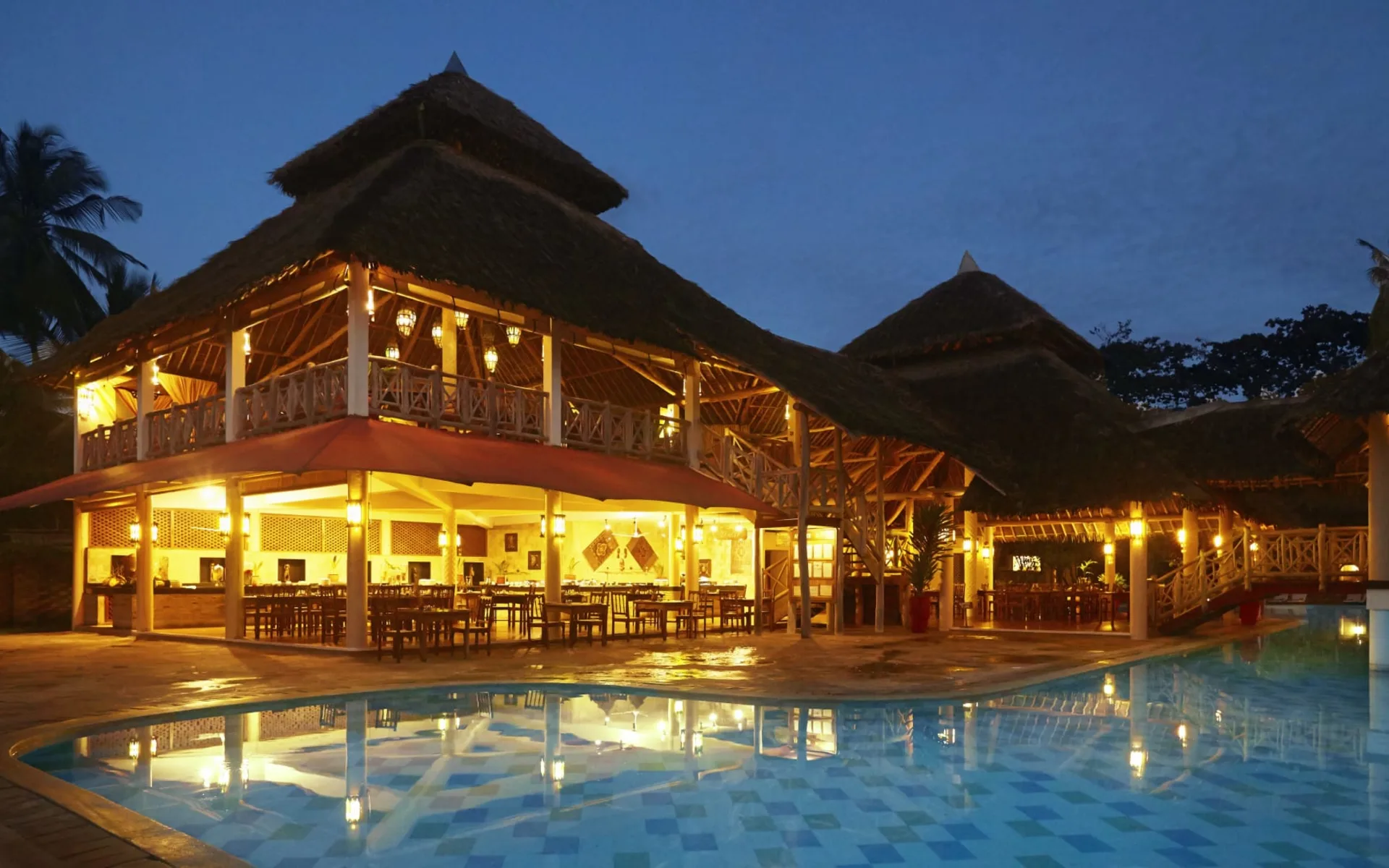 Neptune Palm Beach Boutique Resort & Spa in Diani Beach: restaurant at night