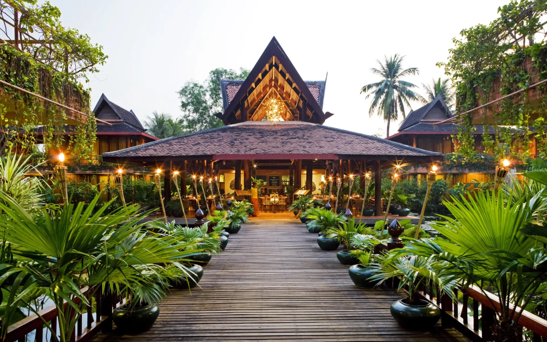 Angkor Village Hotel in Siem Reap: Restaurant entrance