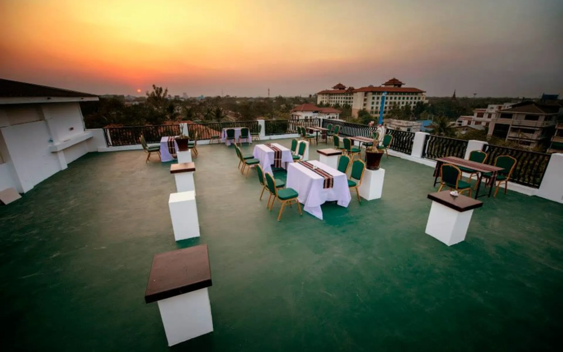 Yadanarpon Dynasty in Mandalay: Roof Top Restaurant