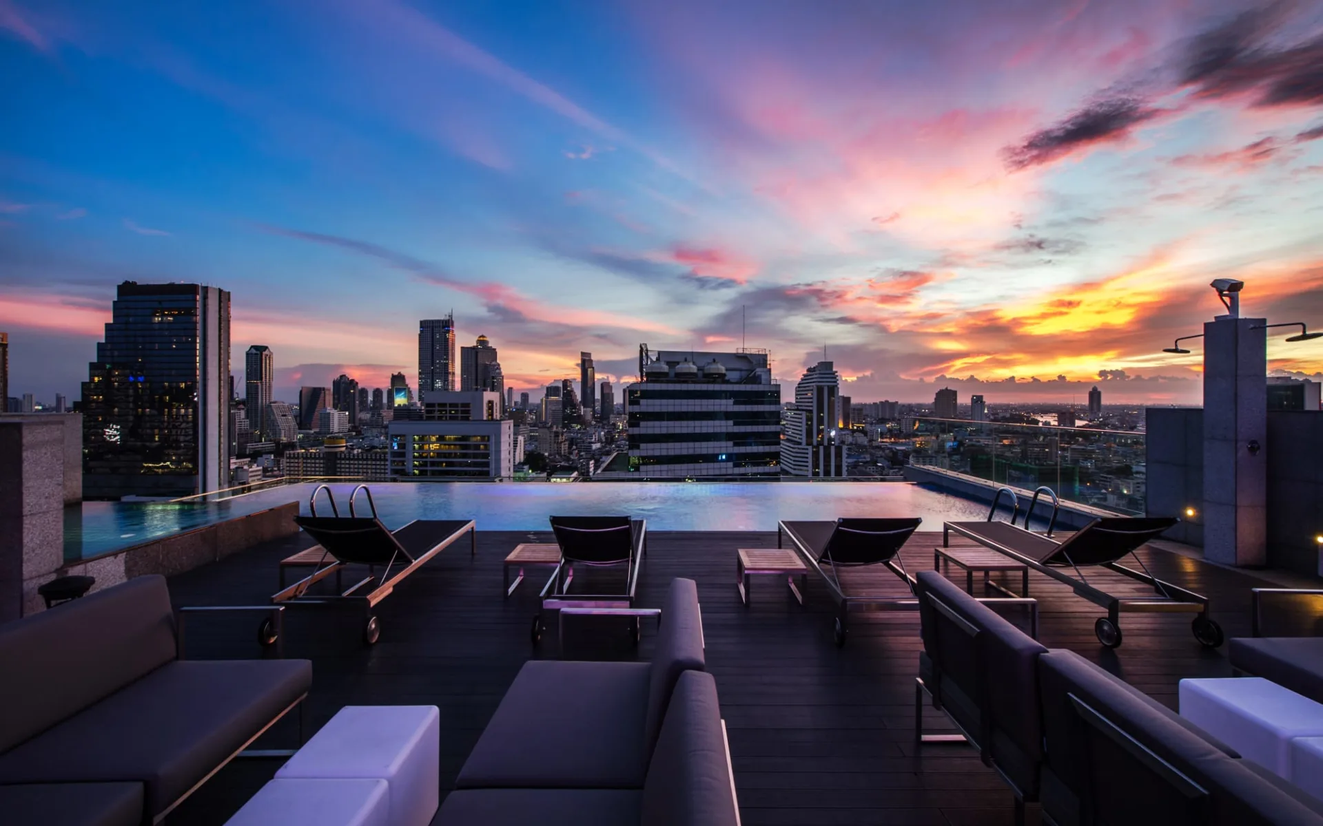 Amara Bangkok:  Rooftop bar AkaAza