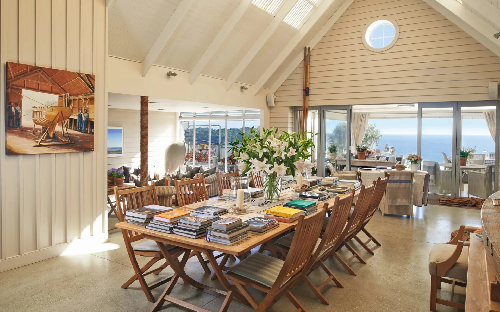 The Boatshed in Waiheke Island: The Boatshed Auckland Neuseeland - Blick auf den Aufenthaltsraum des Boatshed und durch das Fenster auf die Bucht 2017