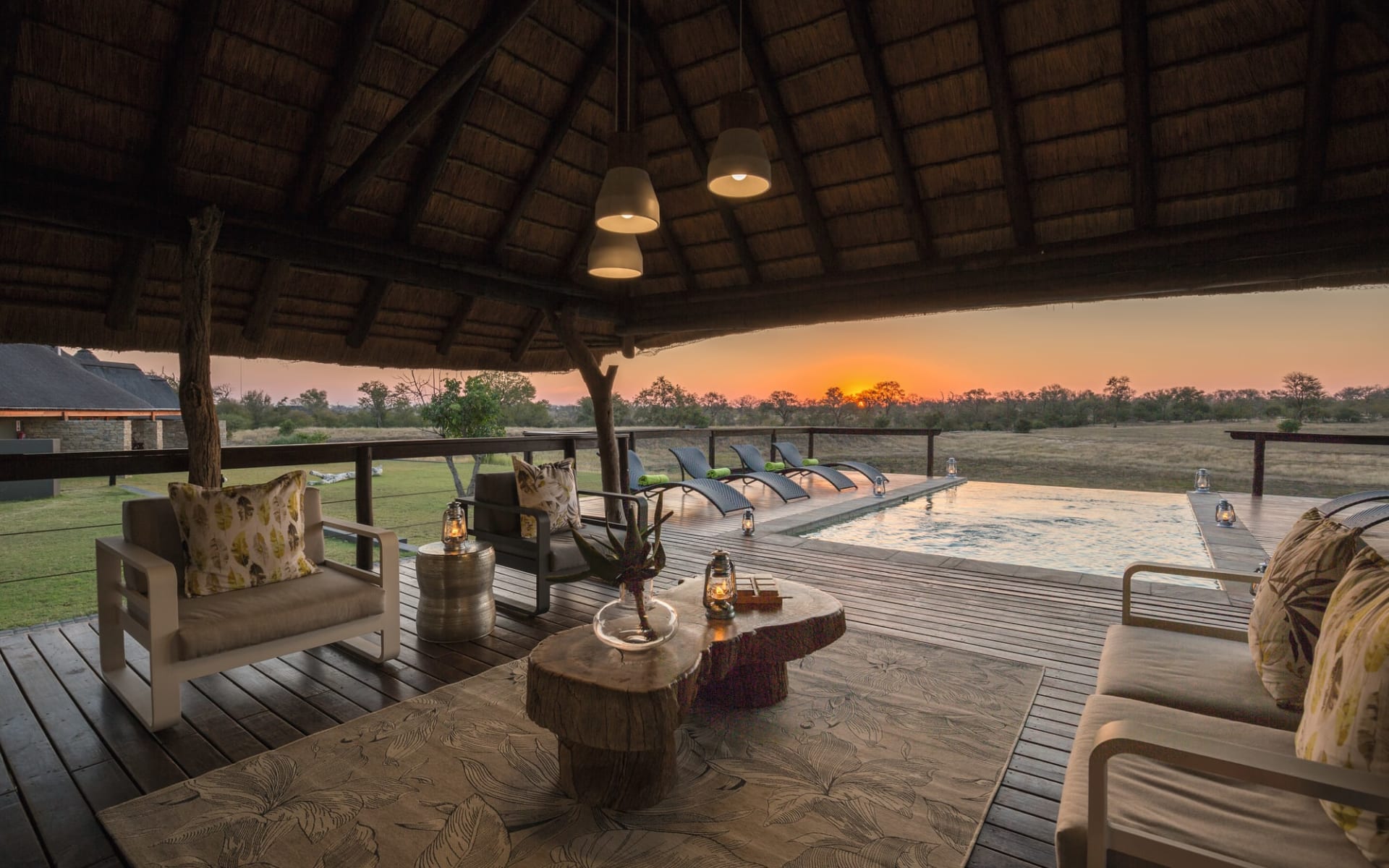 Arathusa Safari Lodge in Sabi Sands: facilities Arathusa Safari Lodge  - Lounge mit Swimmingpool im Hintergrund