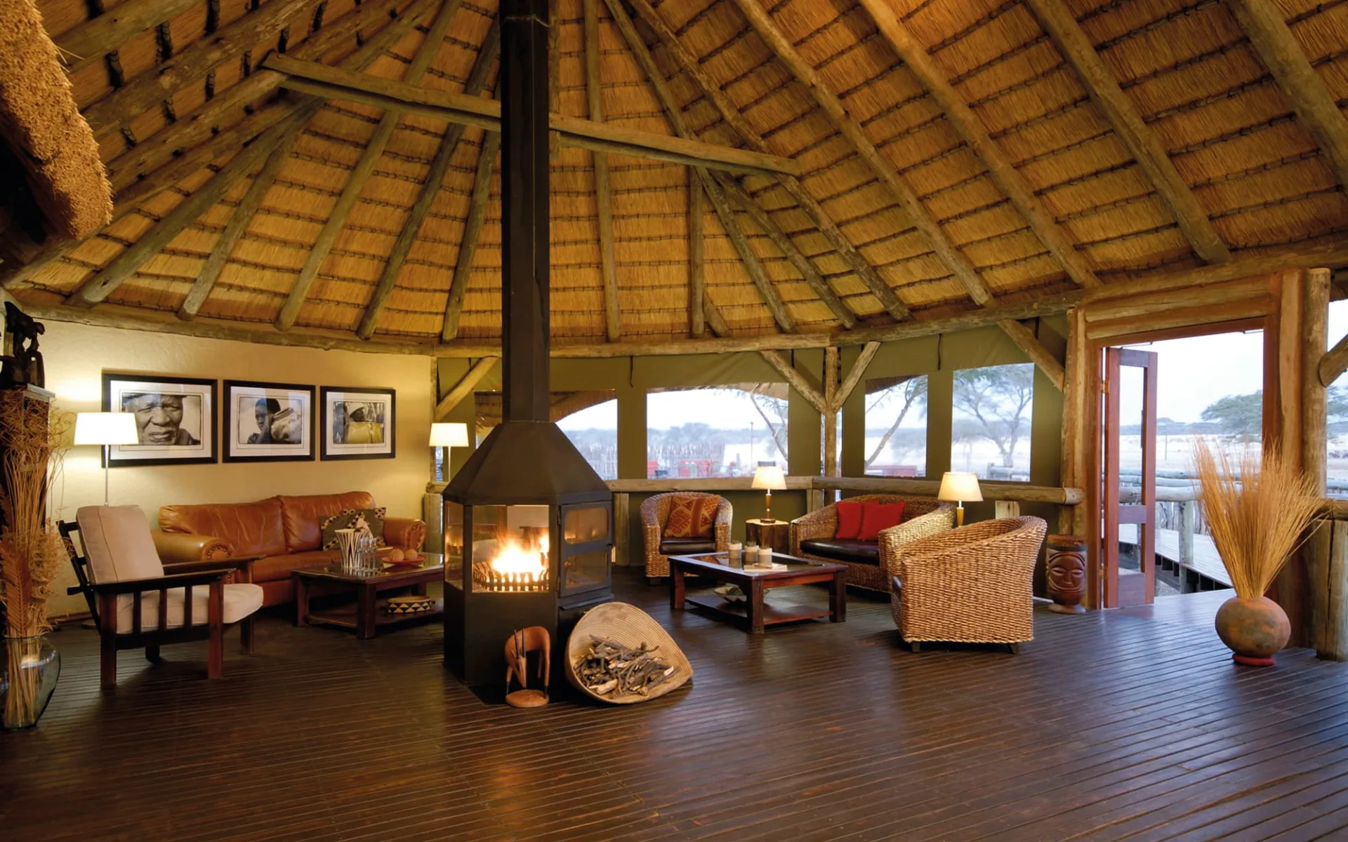 Frans Indongo Lodge in Waterberg: Frans Indongo - Lounge mit Feuerstelle