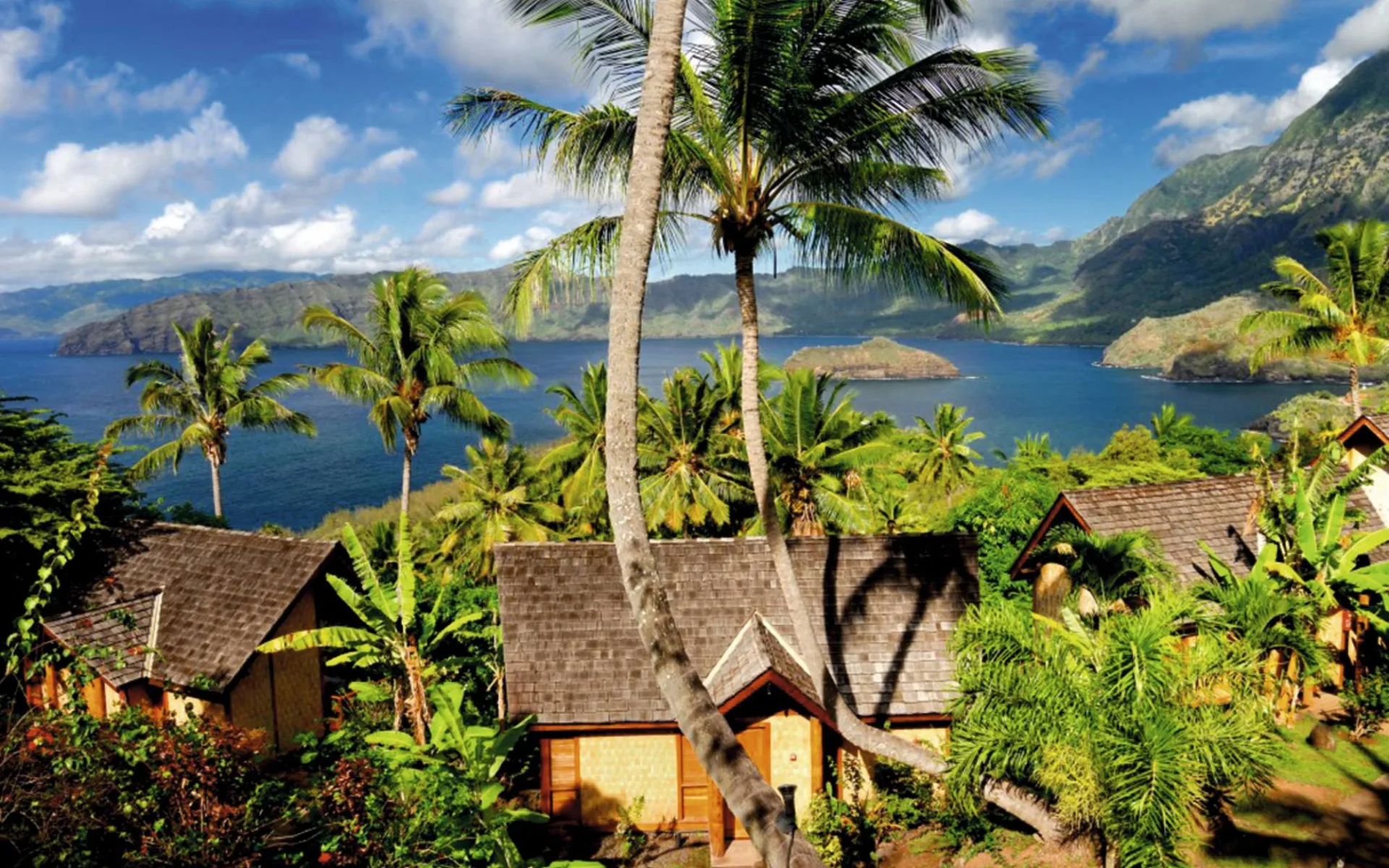 Marquesas Discovery ab Papeete: facilities: Hanakee Lodge - Blick auf Lodges und das Meer