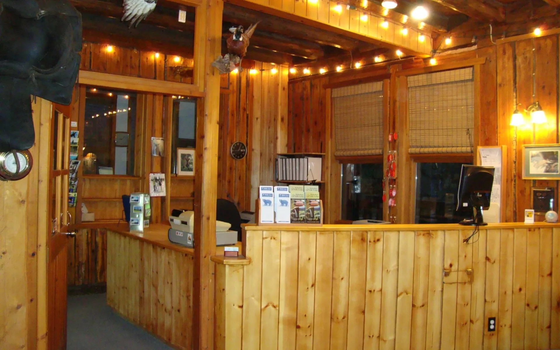 Helmcken Falls Lodge in Clearwater:  HelmckenFallsLodge_FrontDesk