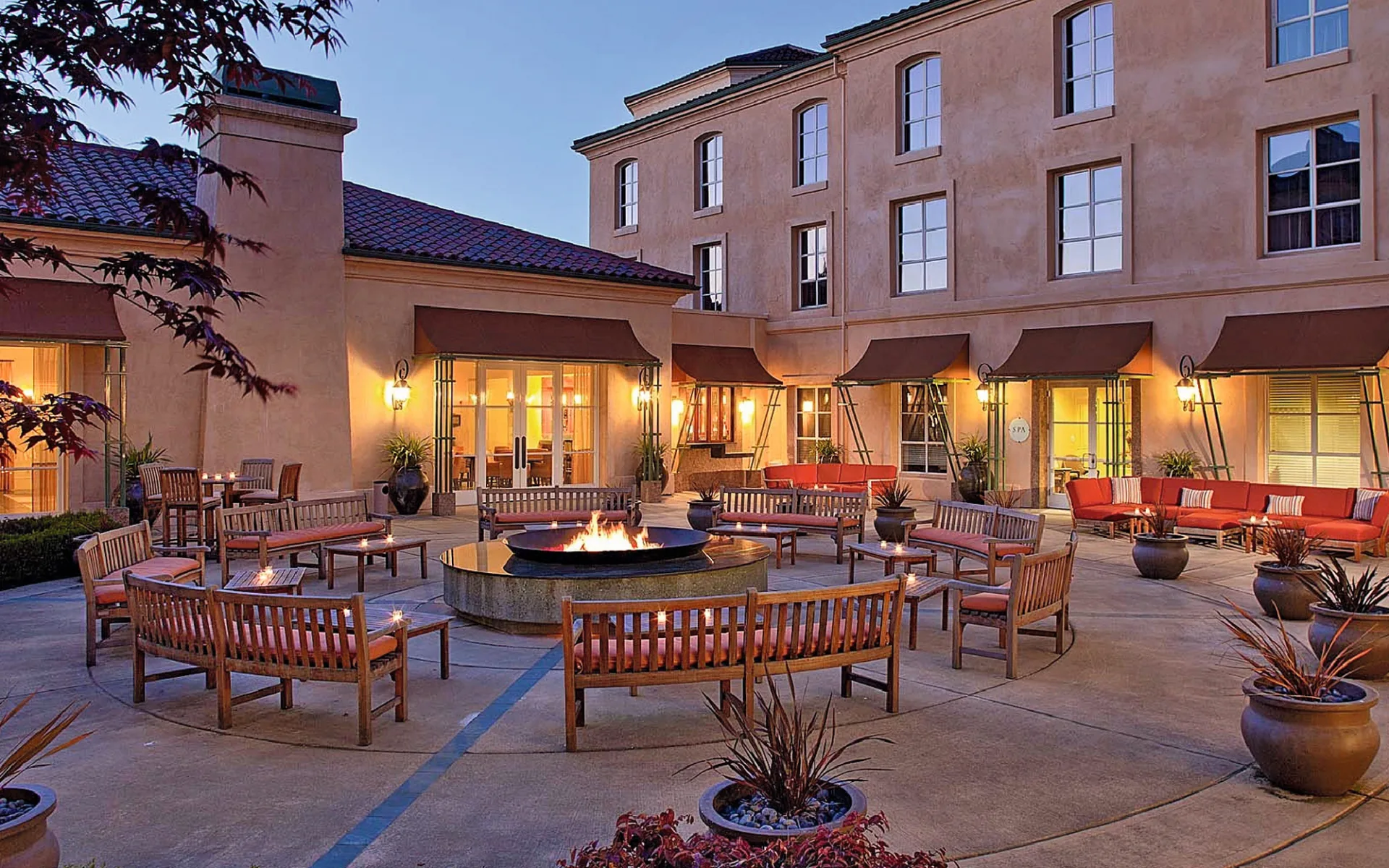 Hyatt Regency Sonoma Wine Country in Santa Rosa: facilities hyatt vineyard creek hotel und spa feuerschale bänke