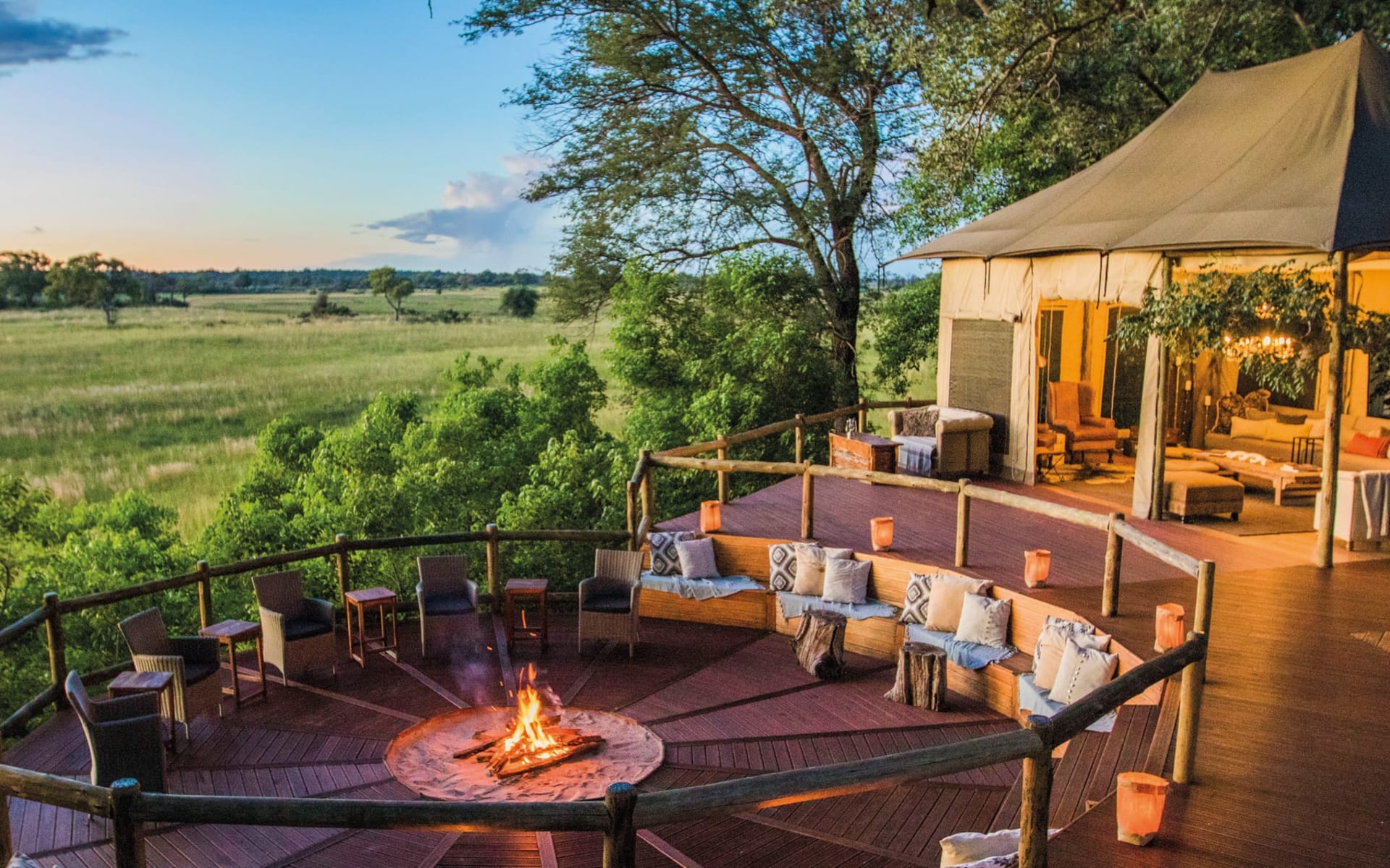 Nambwa Tented Lodge in Zambesi (Caprivi): Nambwa Tented Lodge - Aussichtsdeck mit Feuerstelle