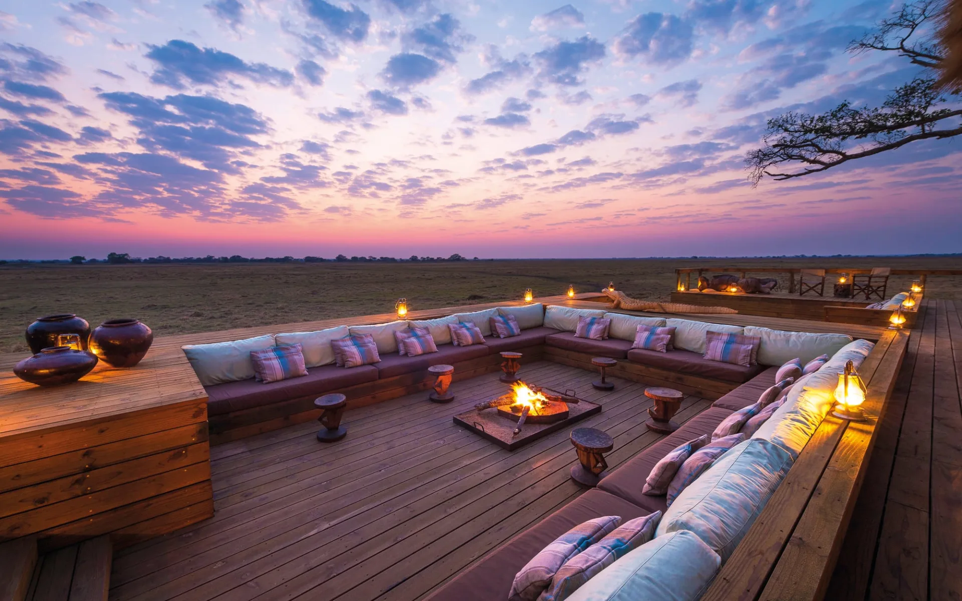 Shumba Camp in Kafue Nationalpark: Shumba Camp - Lounge mit Feuerstelle und Sonnenuntergang c Wilderness Safaris