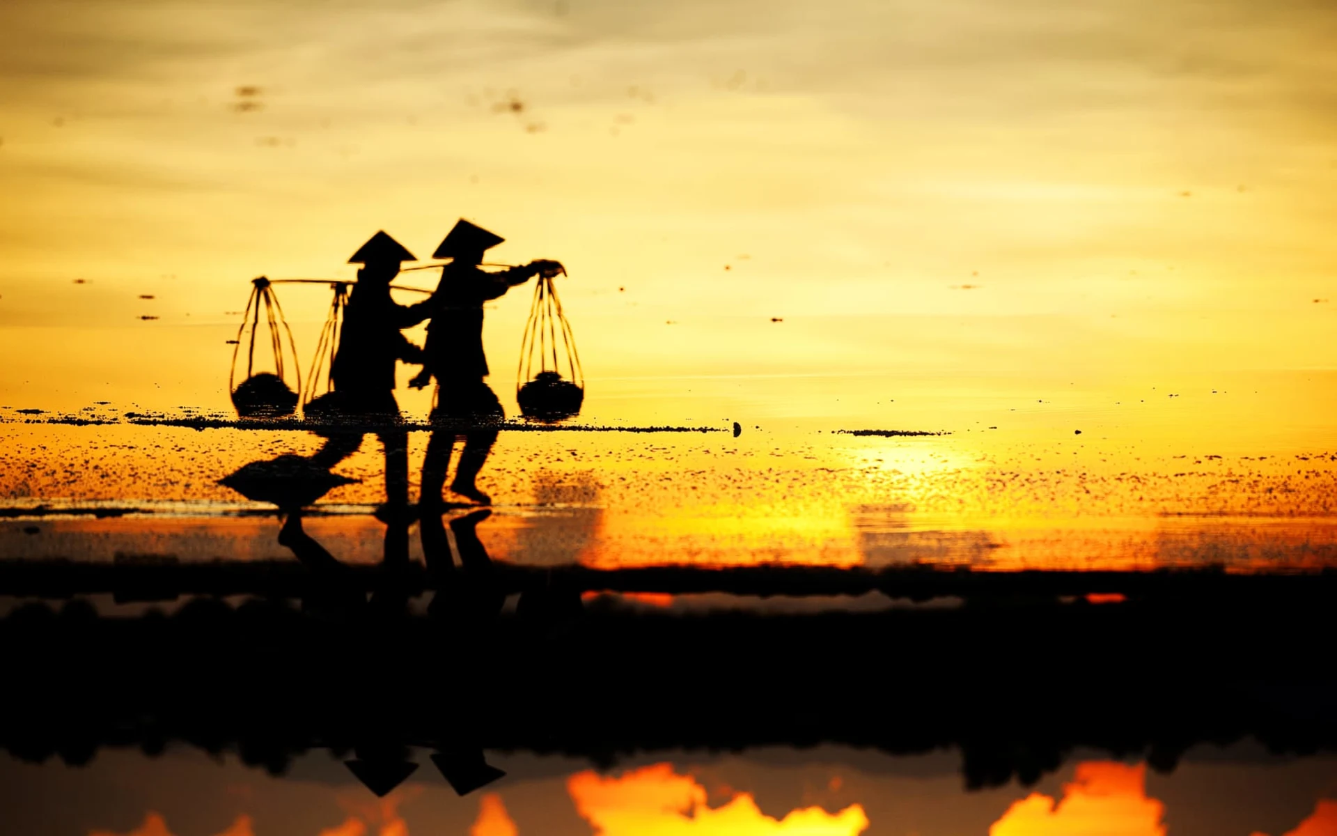 Vietnam für Geniesser ab Hanoi: Nha Trang: Farmers working in the salt field