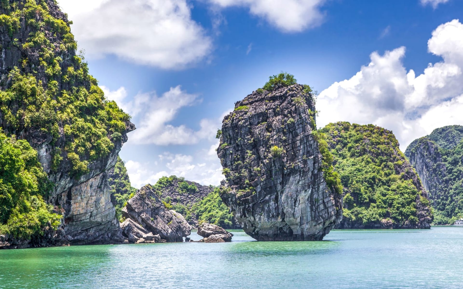 Grosse Indochina Reise ab Hanoi: Halong Bay cruising among beautiful limestone rocks and secluded beaches