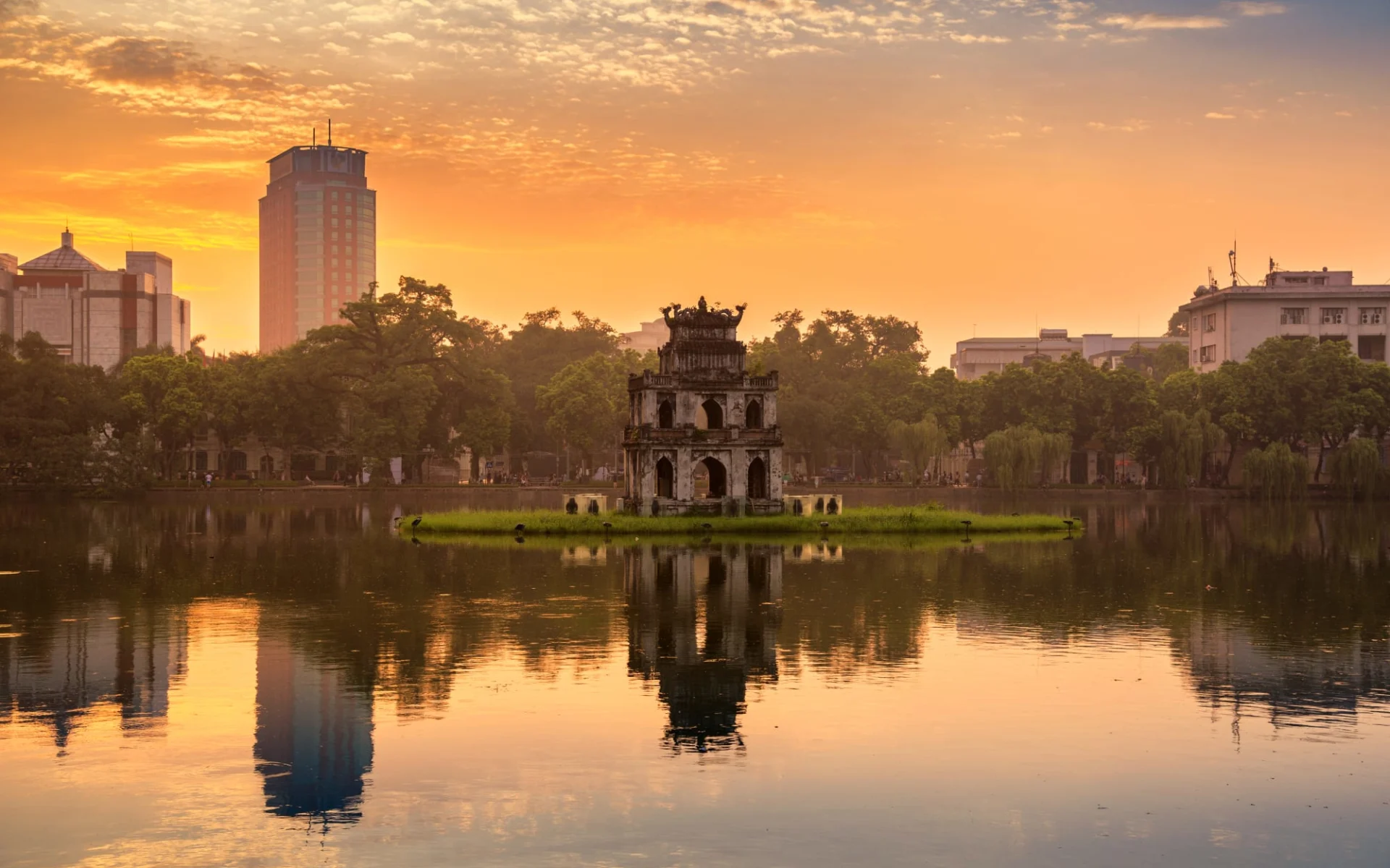 Glanzlichter Vietnam - von Saigon nach Hanoi: Hanoi Hoan Kiem Lake (Lake of the Returned Sword) and the Turtle Tower